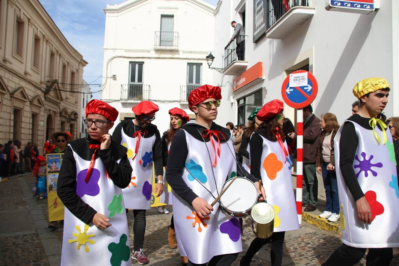 Disfrazados de payasos, exploradores, robot, personajes de Disney, diablos, animales, pintores, entre otros, centenares de niños y niñas han recorrido las calles de Jerez llenando de color y alegría todo a su alrededor, y dando comienzo, así, al Carnaval jerezano 2019.
