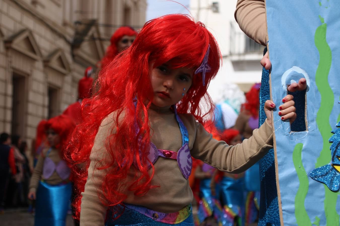 Disfrazados de payasos, exploradores, robot, personajes de Disney, diablos, animales, pintores, entre otros, centenares de niños y niñas han recorrido las calles de Jerez llenando de color y alegría todo a su alrededor, y dando comienzo, así, al Carnaval jerezano 2019.