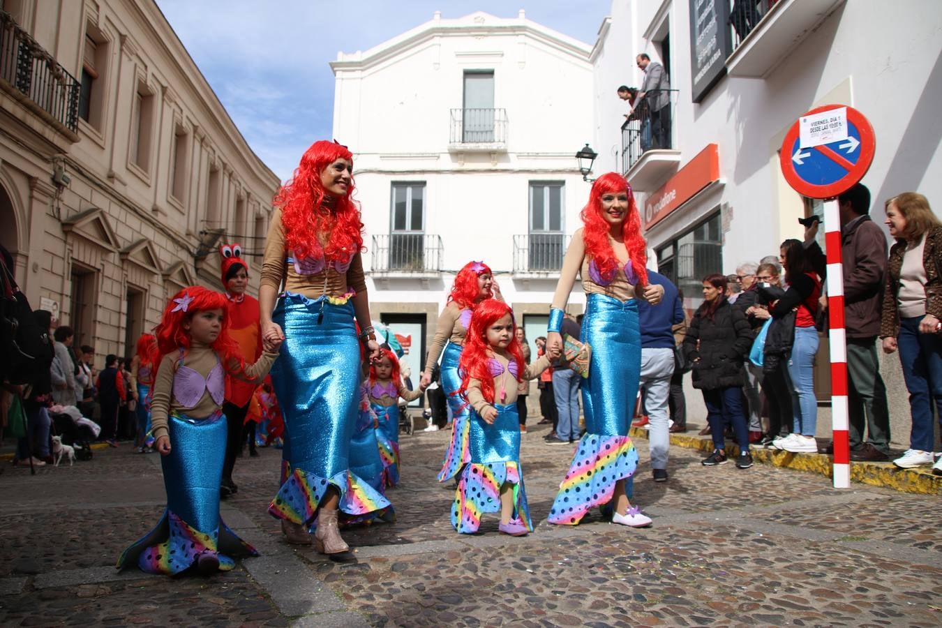 Disfrazados de payasos, exploradores, robot, personajes de Disney, diablos, animales, pintores, entre otros, centenares de niños y niñas han recorrido las calles de Jerez llenando de color y alegría todo a su alrededor, y dando comienzo, así, al Carnaval jerezano 2019.