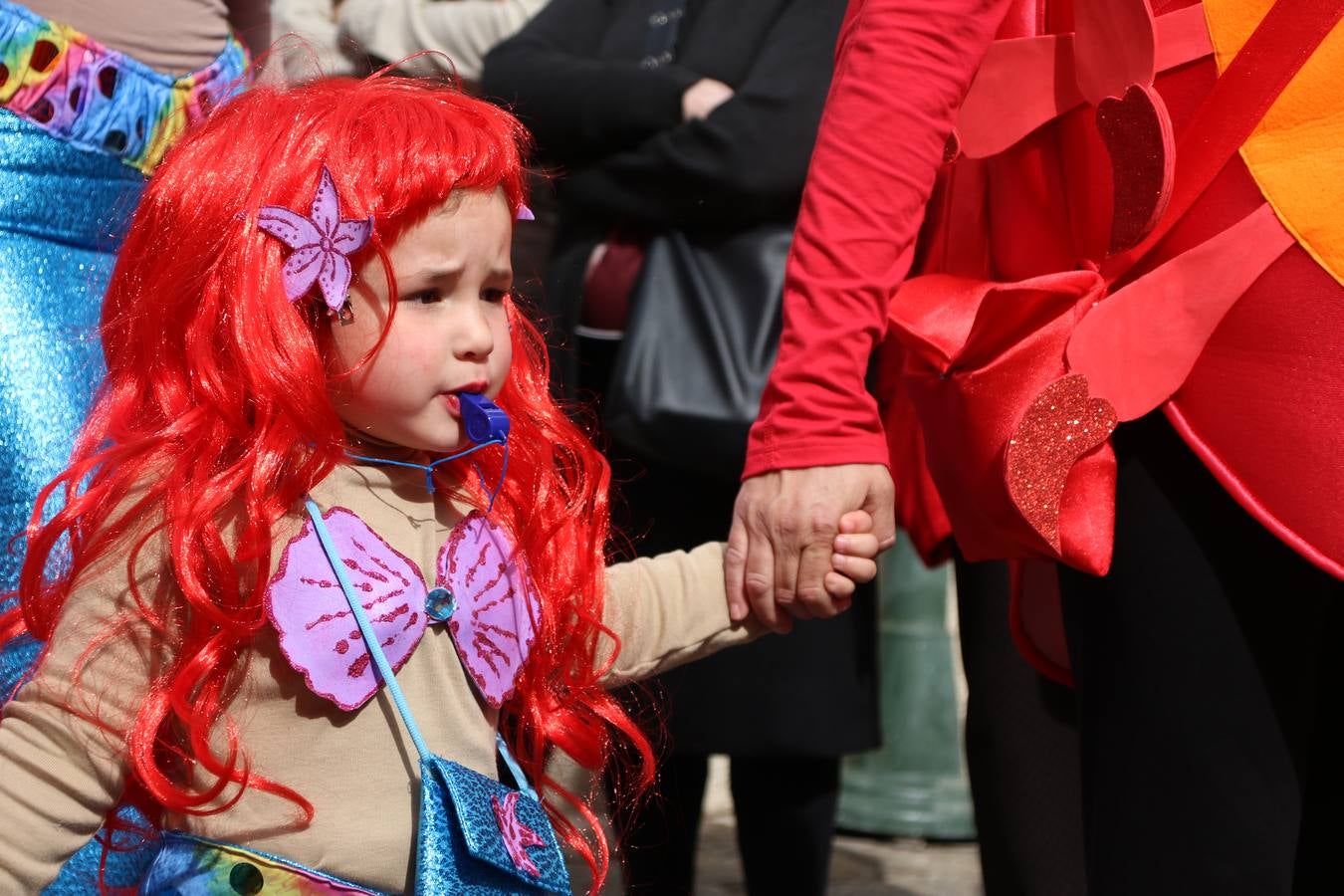 Disfrazados de payasos, exploradores, robot, personajes de Disney, diablos, animales, pintores, entre otros, centenares de niños y niñas han recorrido las calles de Jerez llenando de color y alegría todo a su alrededor, y dando comienzo, así, al Carnaval jerezano 2019.