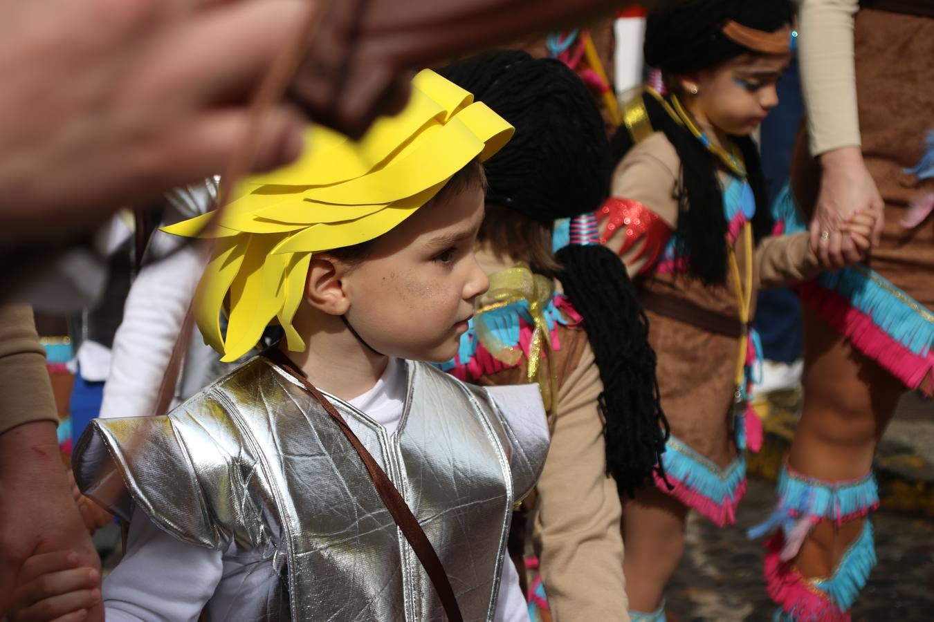Disfrazados de payasos, exploradores, robot, personajes de Disney, diablos, animales, pintores, entre otros, centenares de niños y niñas han recorrido las calles de Jerez llenando de color y alegría todo a su alrededor, y dando comienzo, así, al Carnaval jerezano 2019.