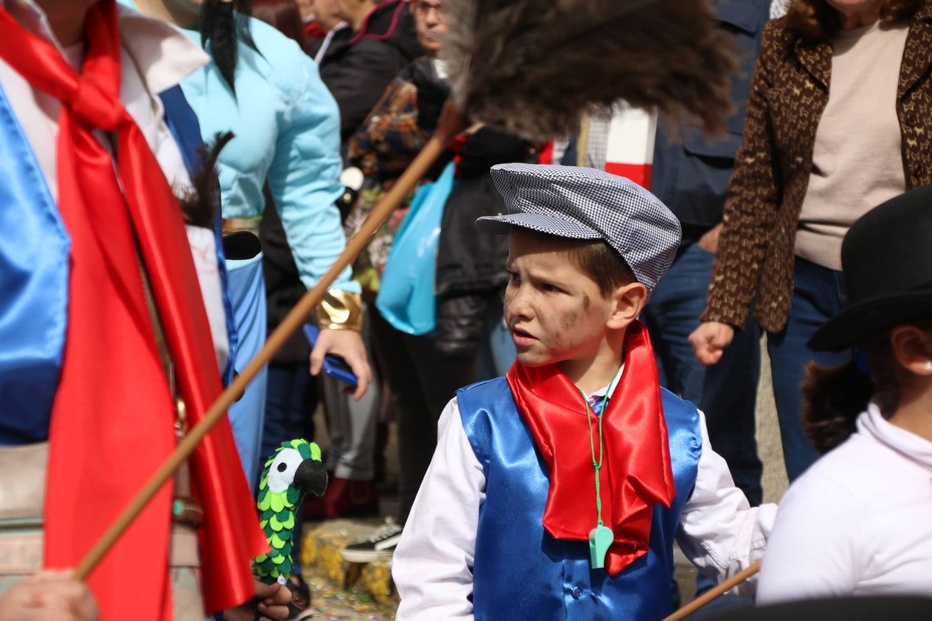 Disfrazados de payasos, exploradores, robot, personajes de Disney, diablos, animales, pintores, entre otros, centenares de niños y niñas han recorrido las calles de Jerez llenando de color y alegría todo a su alrededor, y dando comienzo, así, al Carnaval jerezano 2019.