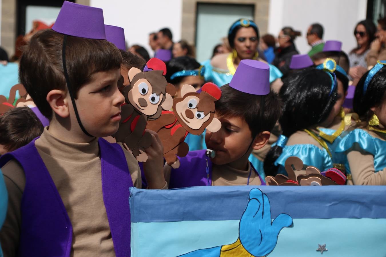 Disfrazados de payasos, exploradores, robot, personajes de Disney, diablos, animales, pintores, entre otros, centenares de niños y niñas han recorrido las calles de Jerez llenando de color y alegría todo a su alrededor, y dando comienzo, así, al Carnaval jerezano 2019.