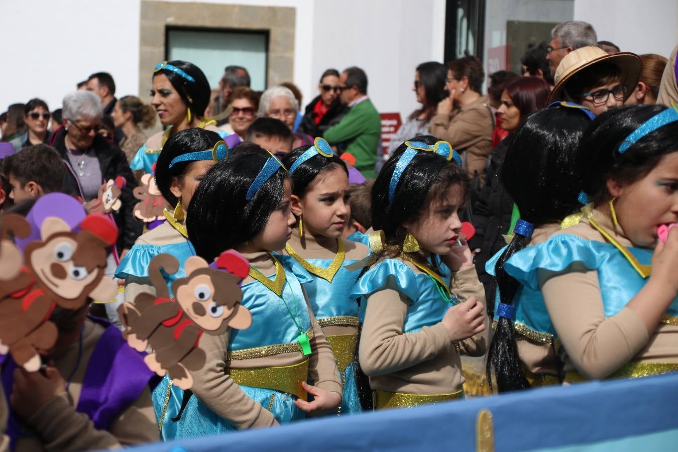 Disfrazados de payasos, exploradores, robot, personajes de Disney, diablos, animales, pintores, entre otros, centenares de niños y niñas han recorrido las calles de Jerez llenando de color y alegría todo a su alrededor, y dando comienzo, así, al Carnaval jerezano 2019.