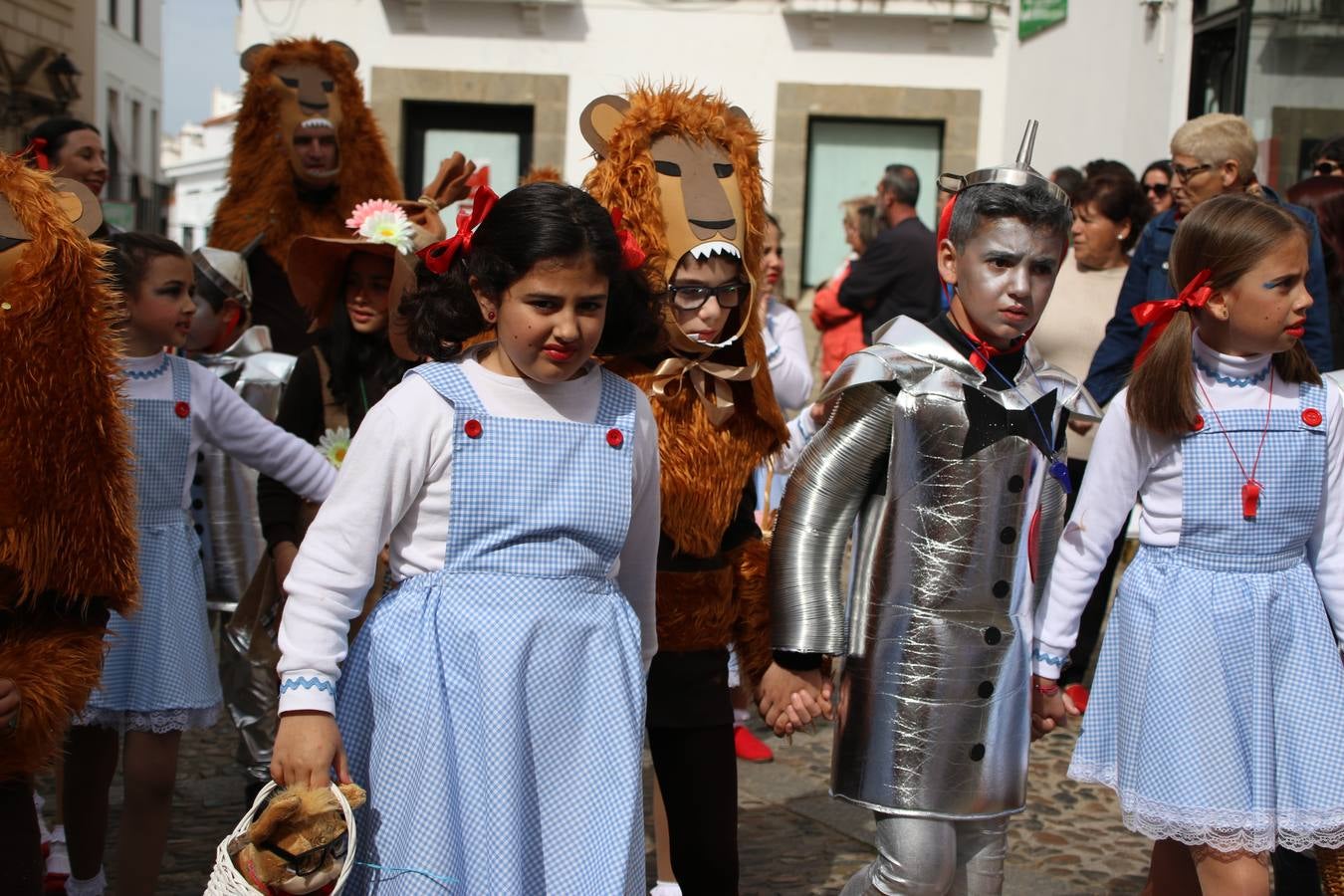Disfrazados de payasos, exploradores, robot, personajes de Disney, diablos, animales, pintores, entre otros, centenares de niños y niñas han recorrido las calles de Jerez llenando de color y alegría todo a su alrededor, y dando comienzo, así, al Carnaval jerezano 2019.