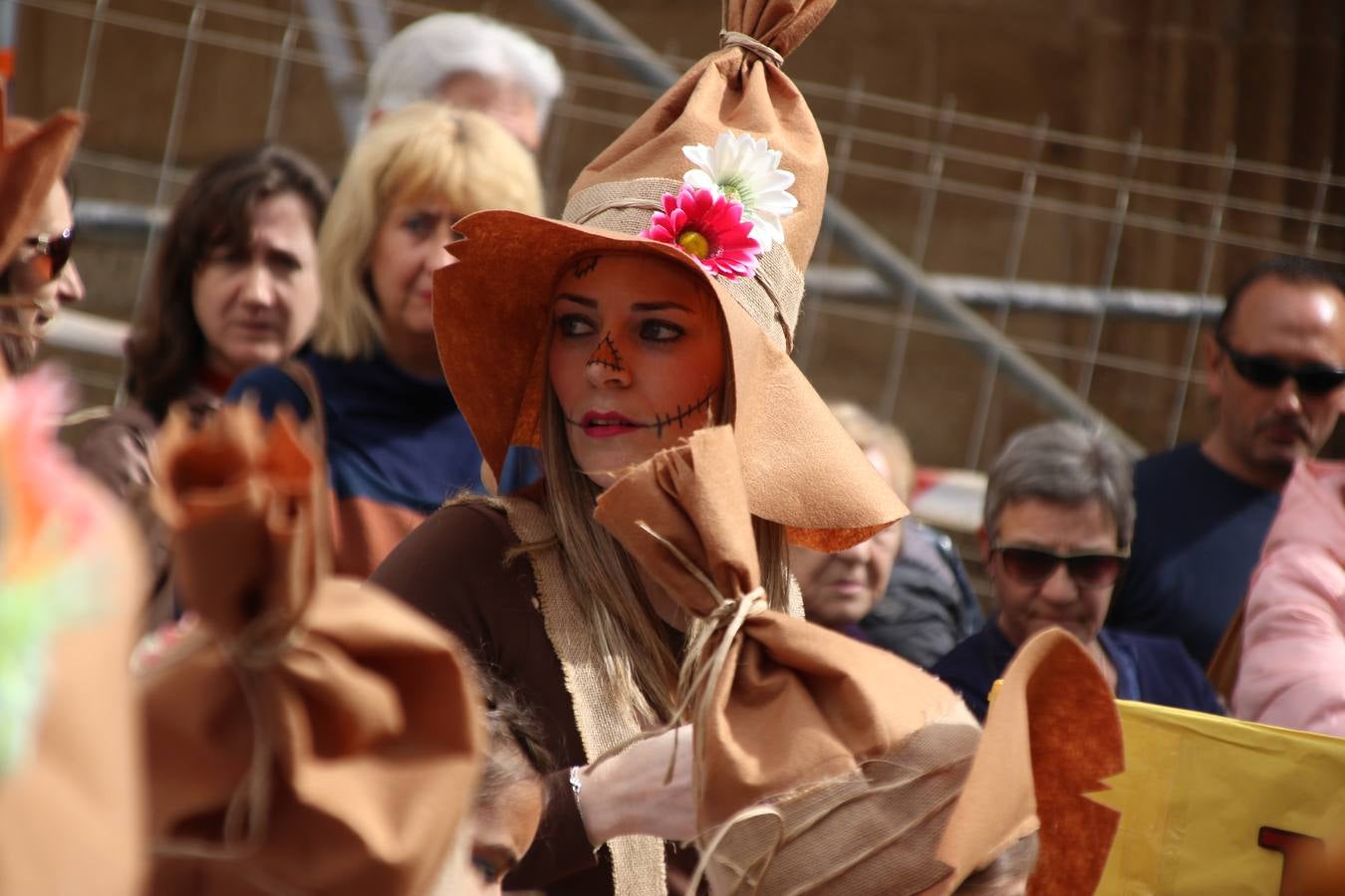 Disfrazados de payasos, exploradores, robot, personajes de Disney, diablos, animales, pintores, entre otros, centenares de niños y niñas han recorrido las calles de Jerez llenando de color y alegría todo a su alrededor, y dando comienzo, así, al Carnaval jerezano 2019.