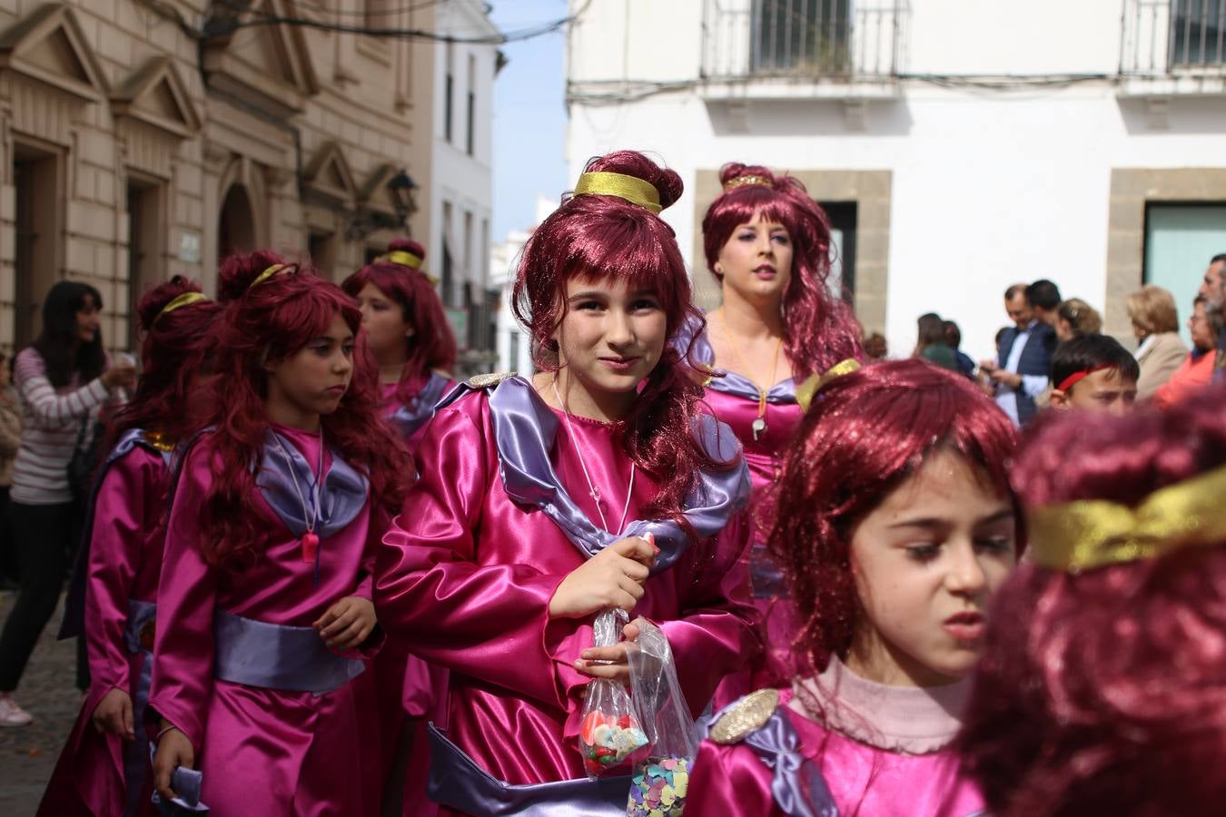 Disfrazados de payasos, exploradores, robot, personajes de Disney, diablos, animales, pintores, entre otros, centenares de niños y niñas han recorrido las calles de Jerez llenando de color y alegría todo a su alrededor, y dando comienzo, así, al Carnaval jerezano 2019.