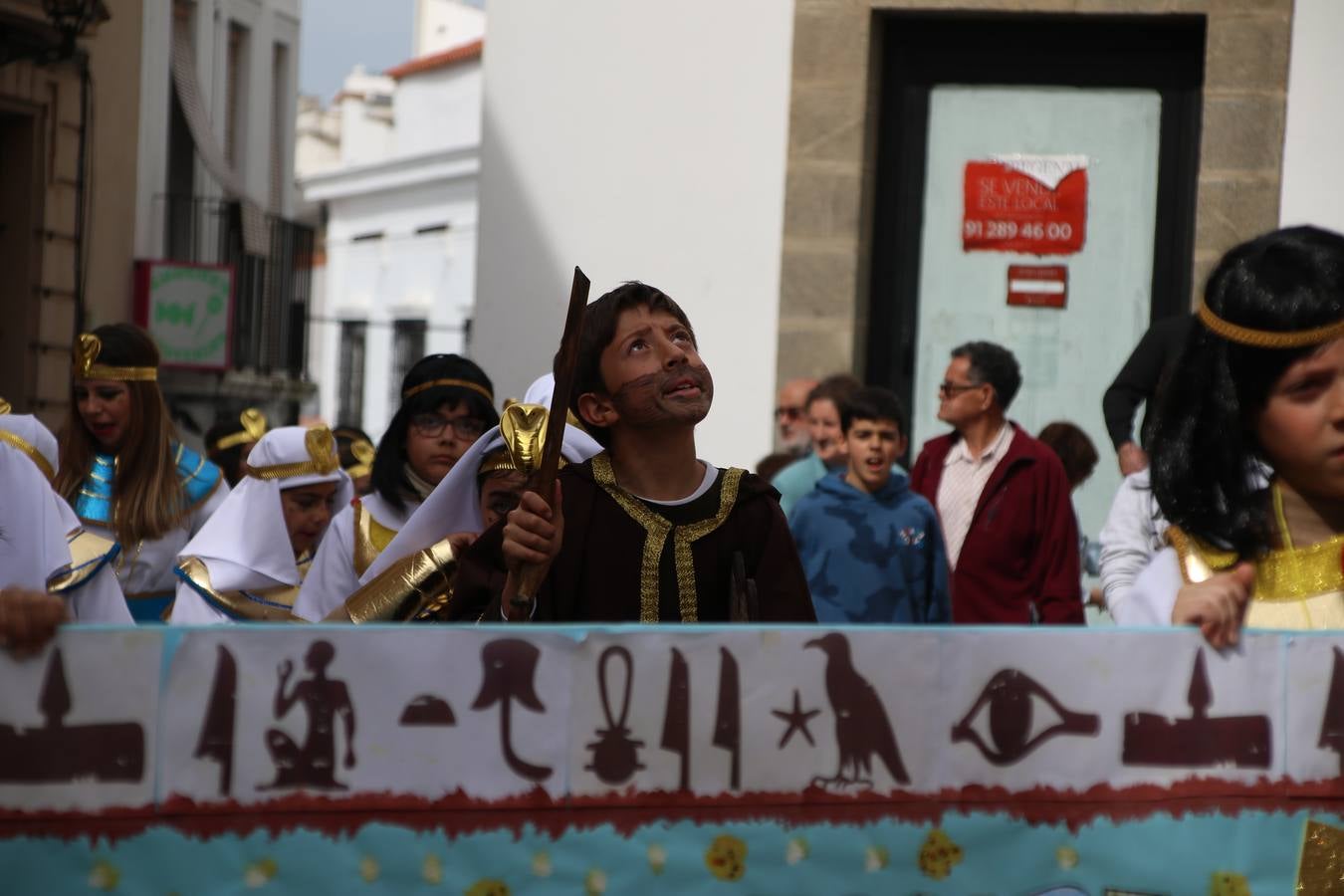 Disfrazados de payasos, exploradores, robot, personajes de Disney, diablos, animales, pintores, entre otros, centenares de niños y niñas han recorrido las calles de Jerez llenando de color y alegría todo a su alrededor, y dando comienzo, así, al Carnaval jerezano 2019.