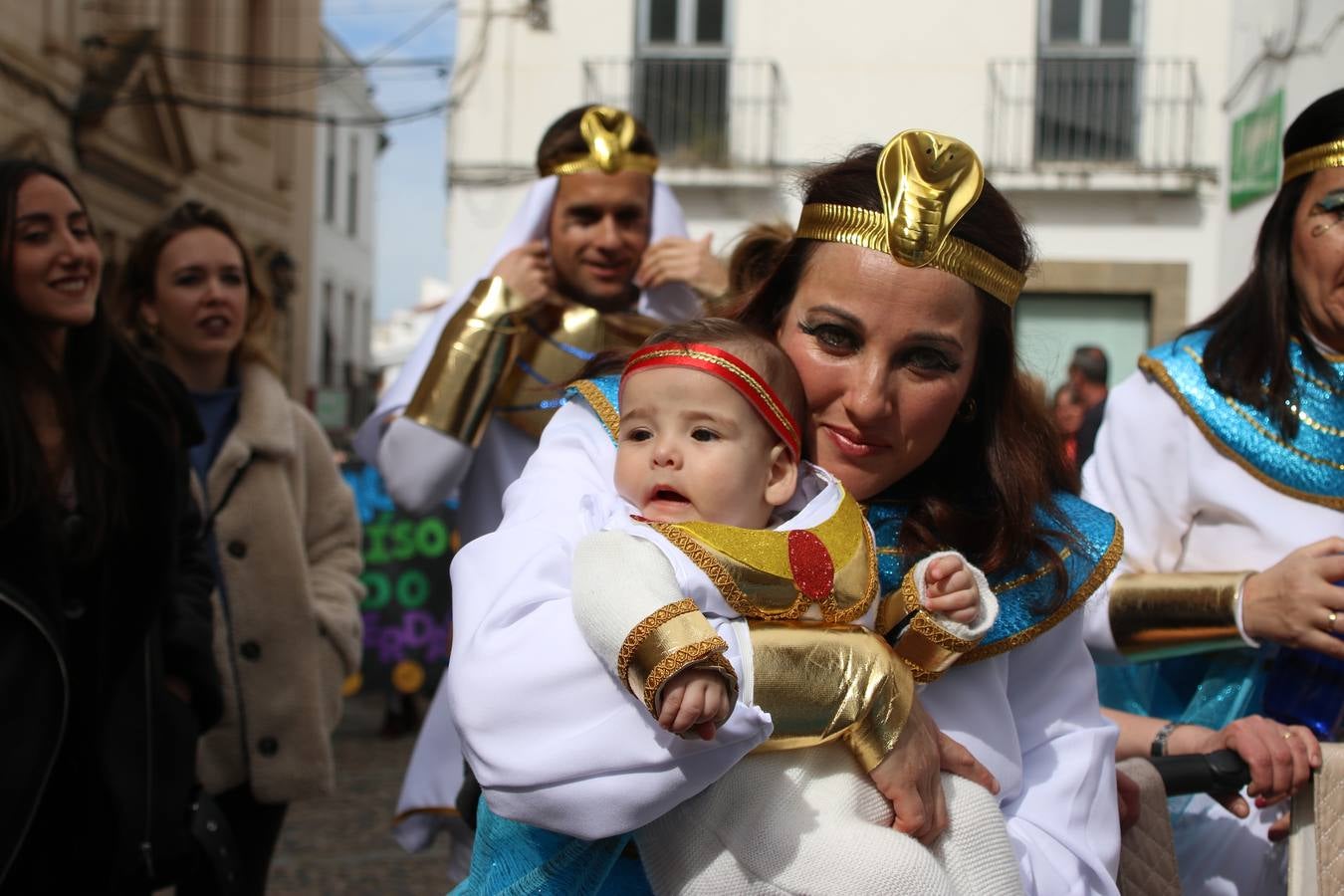 Disfrazados de payasos, exploradores, robot, personajes de Disney, diablos, animales, pintores, entre otros, centenares de niños y niñas han recorrido las calles de Jerez llenando de color y alegría todo a su alrededor, y dando comienzo, así, al Carnaval jerezano 2019.