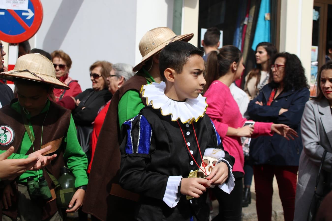 Disfrazados de payasos, exploradores, robot, personajes de Disney, diablos, animales, pintores, entre otros, centenares de niños y niñas han recorrido las calles de Jerez llenando de color y alegría todo a su alrededor, y dando comienzo, así, al Carnaval jerezano 2019.