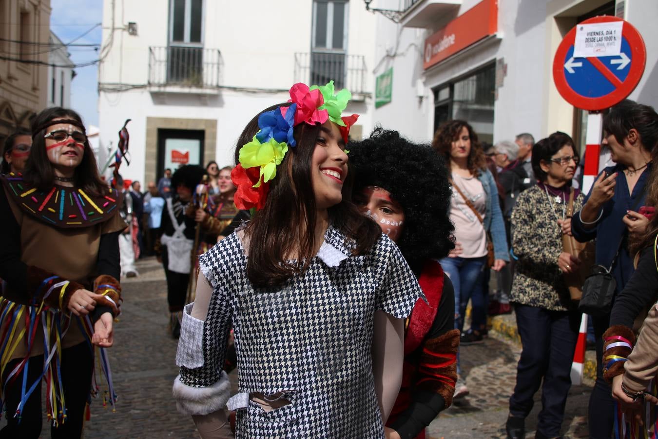 Disfrazados de payasos, exploradores, robot, personajes de Disney, diablos, animales, pintores, entre otros, centenares de niños y niñas han recorrido las calles de Jerez llenando de color y alegría todo a su alrededor, y dando comienzo, así, al Carnaval jerezano 2019.