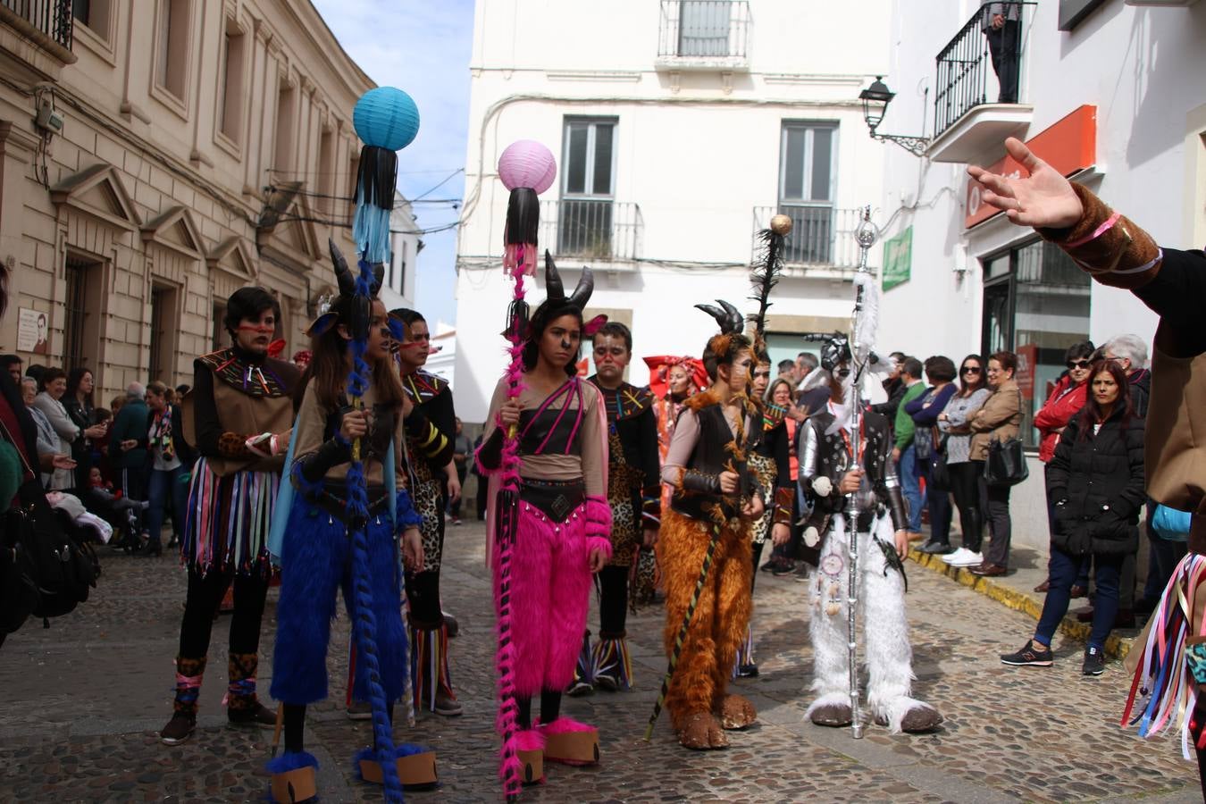 Disfrazados de payasos, exploradores, robot, personajes de Disney, diablos, animales, pintores, entre otros, centenares de niños y niñas han recorrido las calles de Jerez llenando de color y alegría todo a su alrededor, y dando comienzo, así, al Carnaval jerezano 2019.