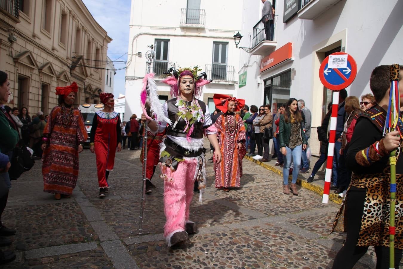 Disfrazados de payasos, exploradores, robot, personajes de Disney, diablos, animales, pintores, entre otros, centenares de niños y niñas han recorrido las calles de Jerez llenando de color y alegría todo a su alrededor, y dando comienzo, así, al Carnaval jerezano 2019.