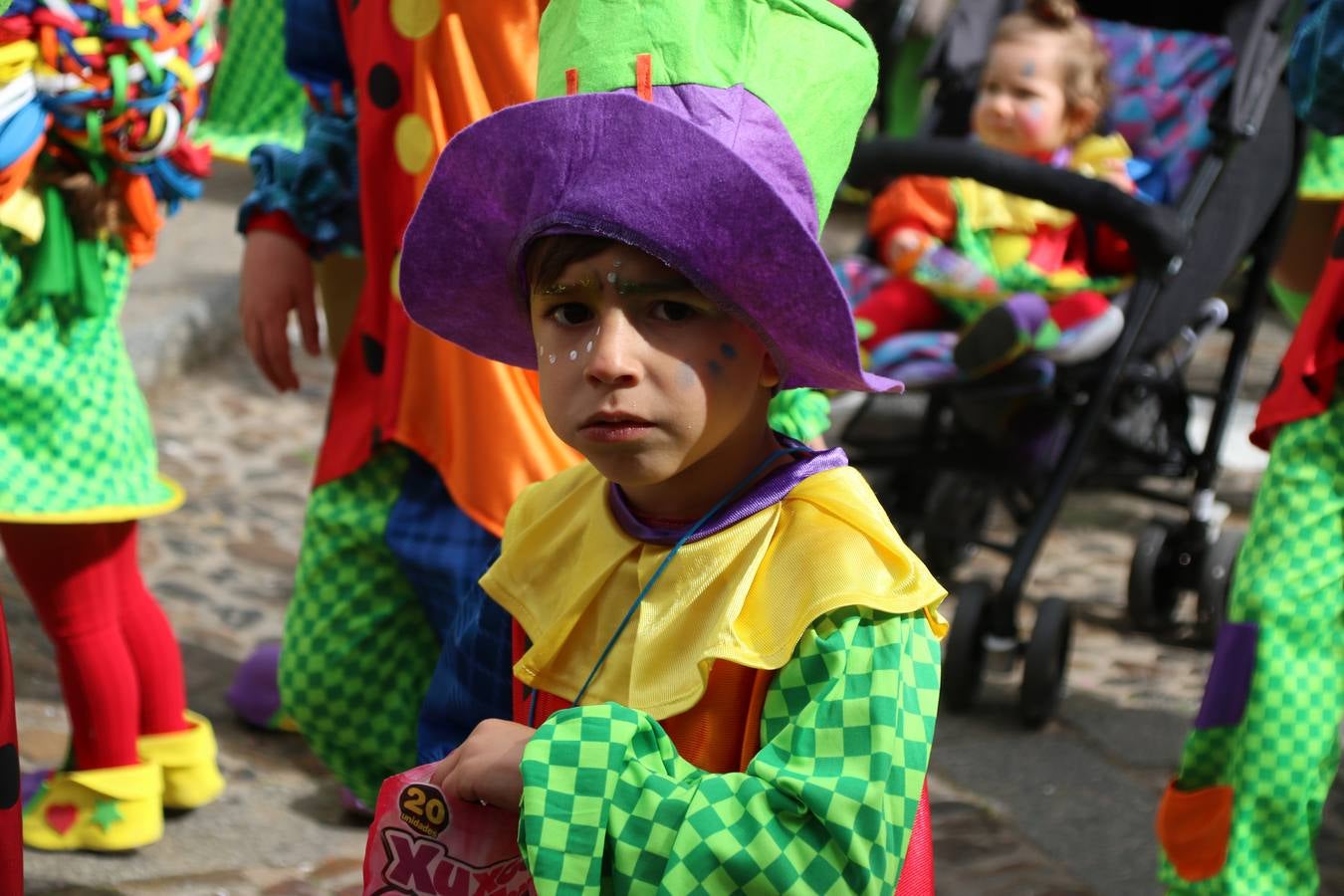 Disfrazados de payasos, exploradores, robot, personajes de Disney, diablos, animales, pintores, entre otros, centenares de niños y niñas han recorrido las calles de Jerez llenando de color y alegría todo a su alrededor, y dando comienzo, así, al Carnaval jerezano 2019.