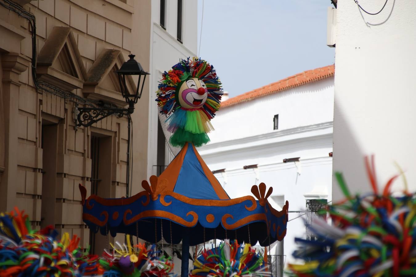 Disfrazados de payasos, exploradores, robot, personajes de Disney, diablos, animales, pintores, entre otros, centenares de niños y niñas han recorrido las calles de Jerez llenando de color y alegría todo a su alrededor, y dando comienzo, así, al Carnaval jerezano 2019.