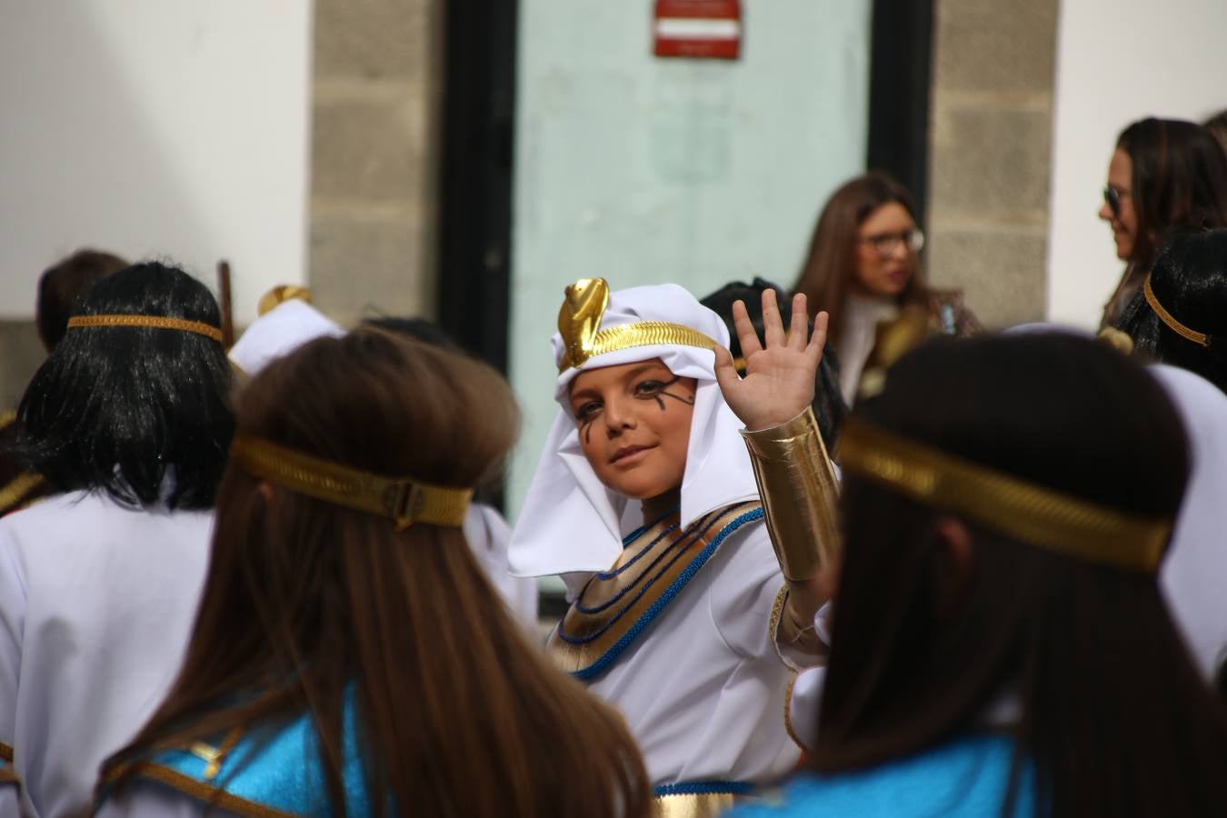 Disfrazados de payasos, exploradores, robot, personajes de Disney, diablos, animales, pintores, entre otros, centenares de niños y niñas han recorrido las calles de Jerez llenando de color y alegría todo a su alrededor, y dando comienzo, así, al Carnaval jerezano 2019.