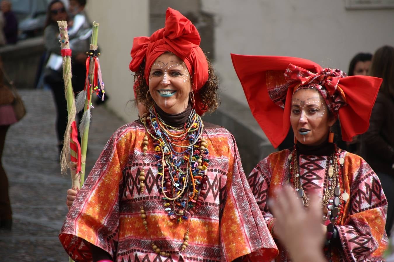 Disfrazados de payasos, exploradores, robot, personajes de Disney, diablos, animales, pintores, entre otros, centenares de niños y niñas han recorrido las calles de Jerez llenando de color y alegría todo a su alrededor, y dando comienzo, así, al Carnaval jerezano 2019.