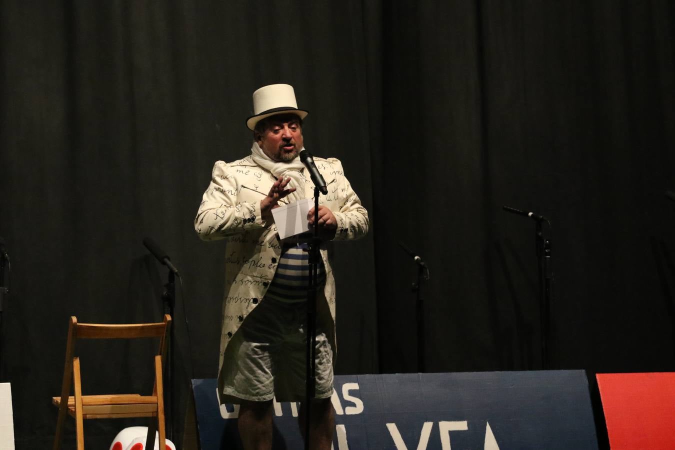 El Cine-Teatro Balboa acogió, anoche, una nueva edición del tradicional 'Certamen de murgas'. Un despliegue de humor, parodia e ironía con el que 'Los Pasotas', 'Las Inesperadas 2.0' y 'Los Carapipas' sedujeron al público asistente. Más allá del colorido y la extravagancia de sus trajes, sus letras exteriorizaron inquietudes y preocupaciones, convirtiéndose en fiel reflejo de la sociedad jerezana. Pasodobles, cuplés y popurrís, compuestos por letras reivindicativas, críticas, de agradecimiento y homenaje, volvieron, un año más, a subirse al escenario.