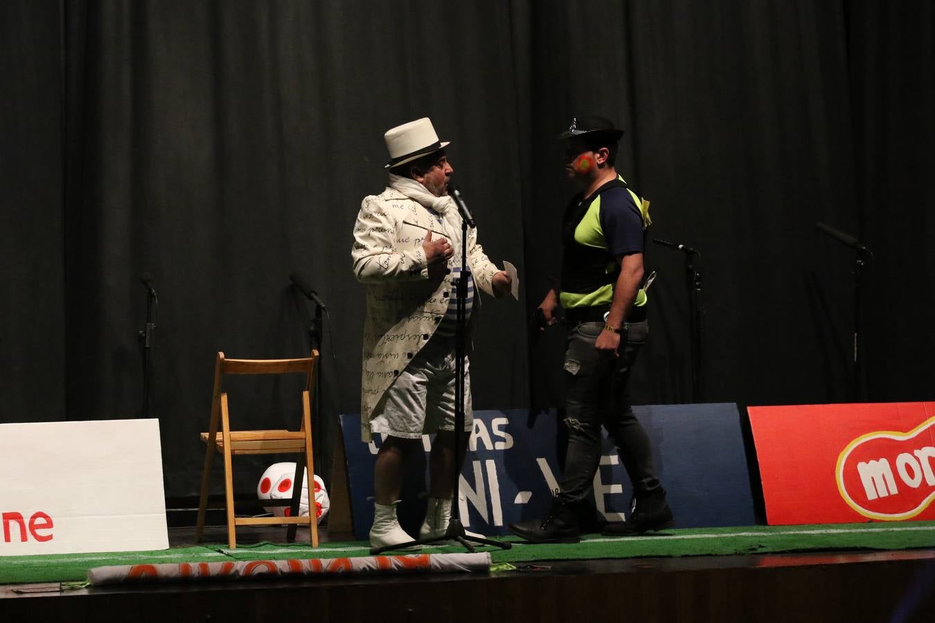 El Cine-Teatro Balboa acogió, anoche, una nueva edición del tradicional 'Certamen de murgas'. Un despliegue de humor, parodia e ironía con el que 'Los Pasotas', 'Las Inesperadas 2.0' y 'Los Carapipas' sedujeron al público asistente. Más allá del colorido y la extravagancia de sus trajes, sus letras exteriorizaron inquietudes y preocupaciones, convirtiéndose en fiel reflejo de la sociedad jerezana. Pasodobles, cuplés y popurrís, compuestos por letras reivindicativas, críticas, de agradecimiento y homenaje, volvieron, un año más, a subirse al escenario.