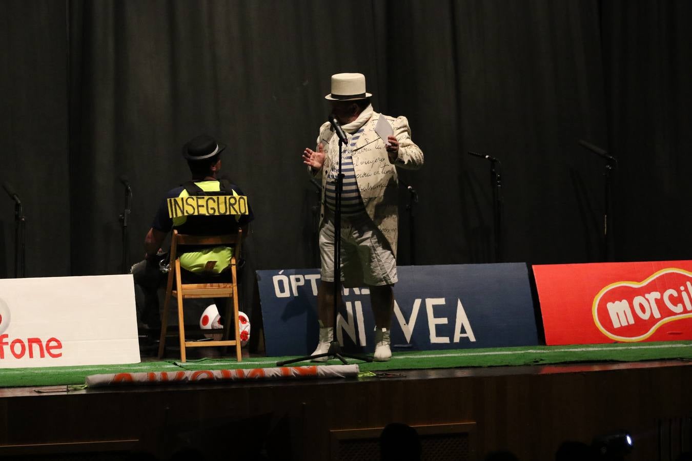 El Cine-Teatro Balboa acogió, anoche, una nueva edición del tradicional 'Certamen de murgas'. Un despliegue de humor, parodia e ironía con el que 'Los Pasotas', 'Las Inesperadas 2.0' y 'Los Carapipas' sedujeron al público asistente. Más allá del colorido y la extravagancia de sus trajes, sus letras exteriorizaron inquietudes y preocupaciones, convirtiéndose en fiel reflejo de la sociedad jerezana. Pasodobles, cuplés y popurrís, compuestos por letras reivindicativas, críticas, de agradecimiento y homenaje, volvieron, un año más, a subirse al escenario.