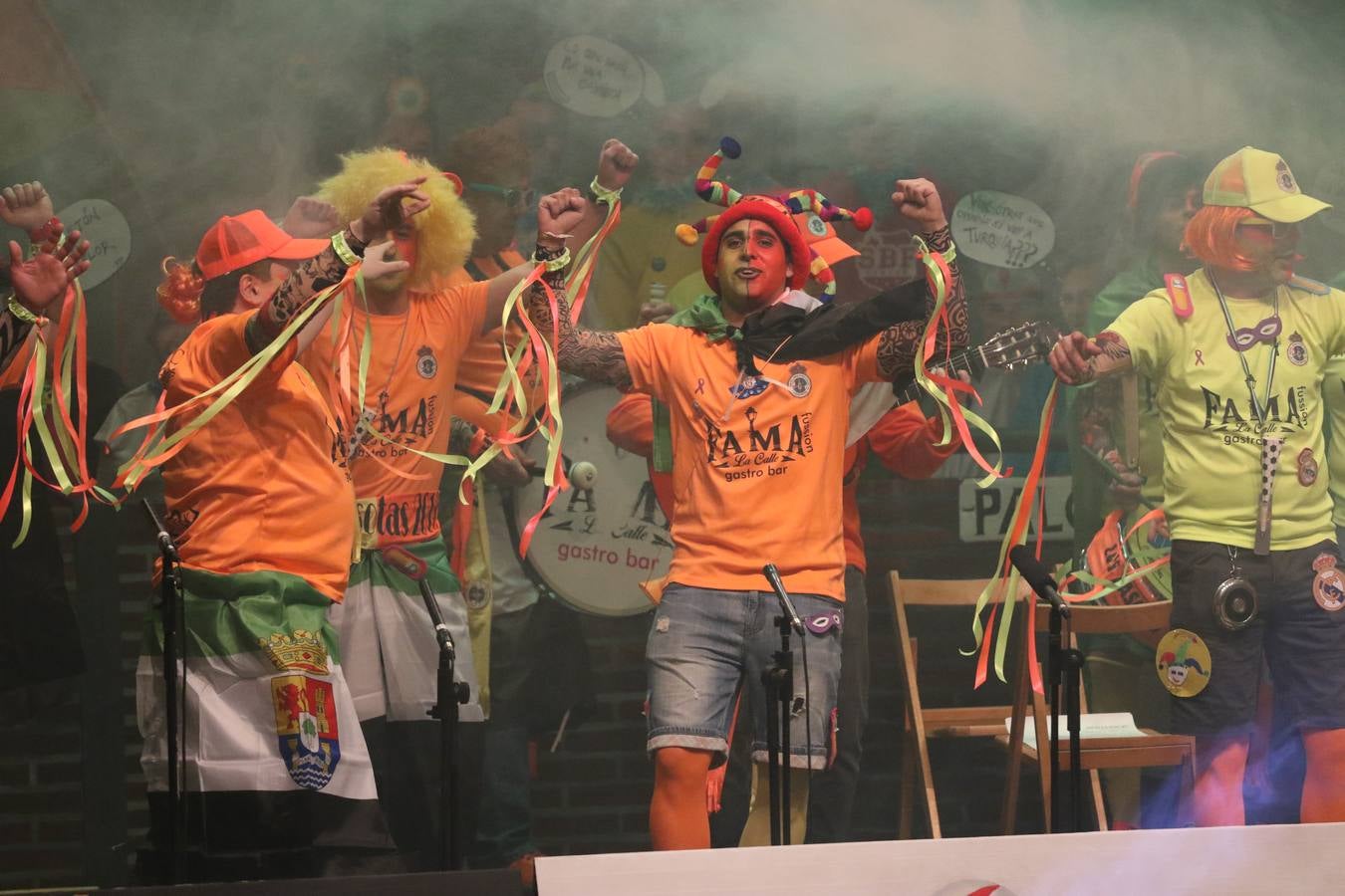 El Cine-Teatro Balboa acogió, anoche, una nueva edición del tradicional 'Certamen de murgas'. Un despliegue de humor, parodia e ironía con el que 'Los Pasotas', 'Las Inesperadas 2.0' y 'Los Carapipas' sedujeron al público asistente. Más allá del colorido y la extravagancia de sus trajes, sus letras exteriorizaron inquietudes y preocupaciones, convirtiéndose en fiel reflejo de la sociedad jerezana. Pasodobles, cuplés y popurrís, compuestos por letras reivindicativas, críticas, de agradecimiento y homenaje, volvieron, un año más, a subirse al escenario.