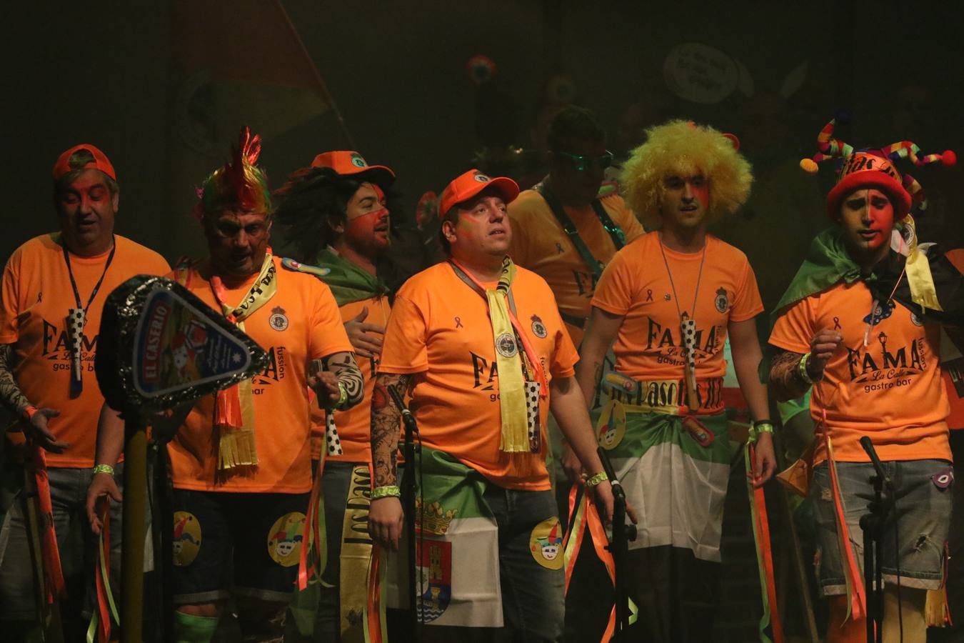 El Cine-Teatro Balboa acogió, anoche, una nueva edición del tradicional 'Certamen de murgas'. Un despliegue de humor, parodia e ironía con el que 'Los Pasotas', 'Las Inesperadas 2.0' y 'Los Carapipas' sedujeron al público asistente. Más allá del colorido y la extravagancia de sus trajes, sus letras exteriorizaron inquietudes y preocupaciones, convirtiéndose en fiel reflejo de la sociedad jerezana. Pasodobles, cuplés y popurrís, compuestos por letras reivindicativas, críticas, de agradecimiento y homenaje, volvieron, un año más, a subirse al escenario.