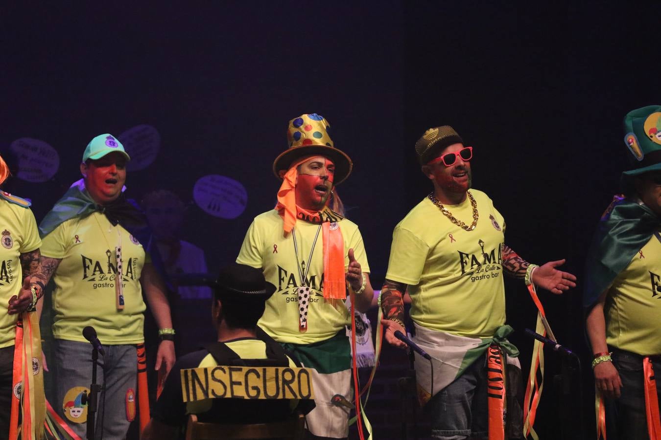 El Cine-Teatro Balboa acogió, anoche, una nueva edición del tradicional 'Certamen de murgas'. Un despliegue de humor, parodia e ironía con el que 'Los Pasotas', 'Las Inesperadas 2.0' y 'Los Carapipas' sedujeron al público asistente. Más allá del colorido y la extravagancia de sus trajes, sus letras exteriorizaron inquietudes y preocupaciones, convirtiéndose en fiel reflejo de la sociedad jerezana. Pasodobles, cuplés y popurrís, compuestos por letras reivindicativas, críticas, de agradecimiento y homenaje, volvieron, un año más, a subirse al escenario.