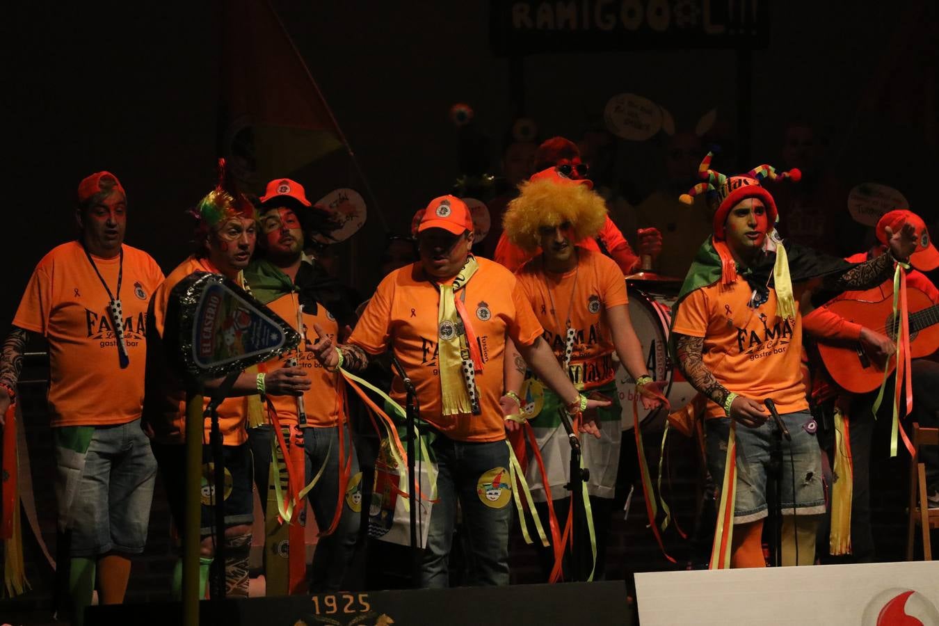 El Cine-Teatro Balboa acogió, anoche, una nueva edición del tradicional 'Certamen de murgas'. Un despliegue de humor, parodia e ironía con el que 'Los Pasotas', 'Las Inesperadas 2.0' y 'Los Carapipas' sedujeron al público asistente. Más allá del colorido y la extravagancia de sus trajes, sus letras exteriorizaron inquietudes y preocupaciones, convirtiéndose en fiel reflejo de la sociedad jerezana. Pasodobles, cuplés y popurrís, compuestos por letras reivindicativas, críticas, de agradecimiento y homenaje, volvieron, un año más, a subirse al escenario.