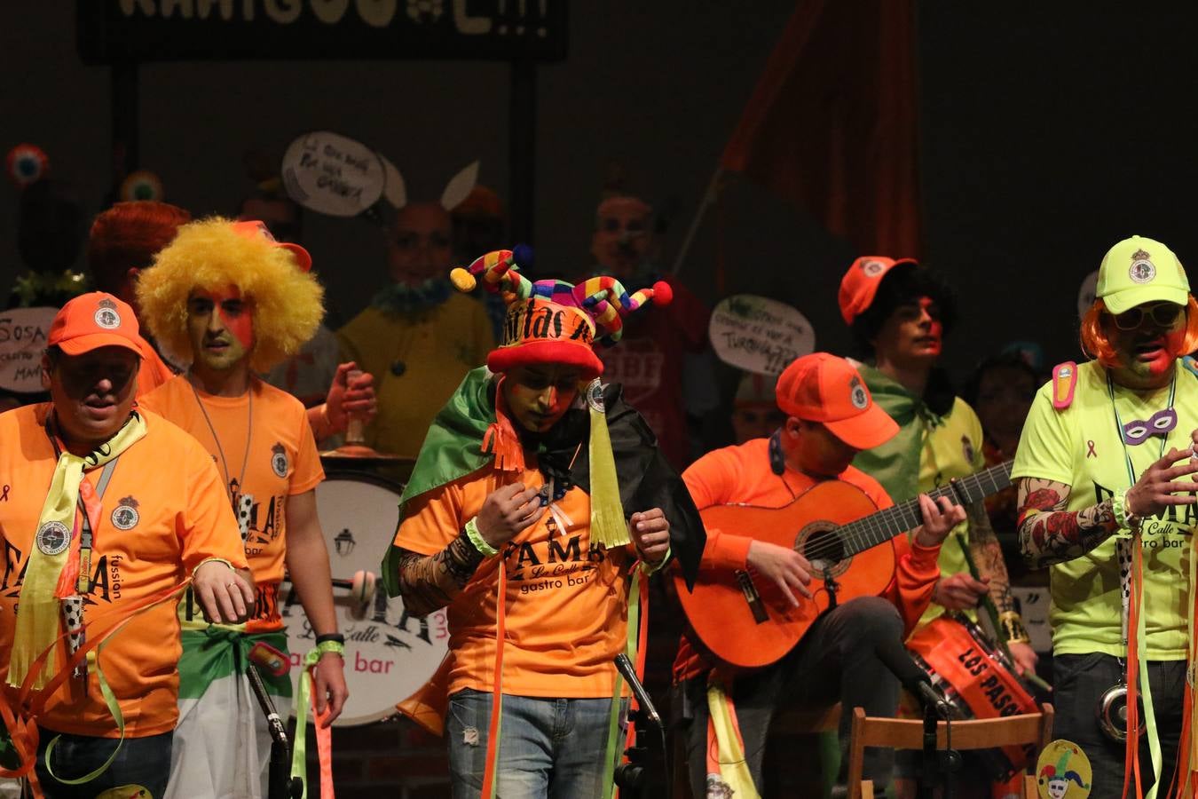 El Cine-Teatro Balboa acogió, anoche, una nueva edición del tradicional 'Certamen de murgas'. Un despliegue de humor, parodia e ironía con el que 'Los Pasotas', 'Las Inesperadas 2.0' y 'Los Carapipas' sedujeron al público asistente. Más allá del colorido y la extravagancia de sus trajes, sus letras exteriorizaron inquietudes y preocupaciones, convirtiéndose en fiel reflejo de la sociedad jerezana. Pasodobles, cuplés y popurrís, compuestos por letras reivindicativas, críticas, de agradecimiento y homenaje, volvieron, un año más, a subirse al escenario.