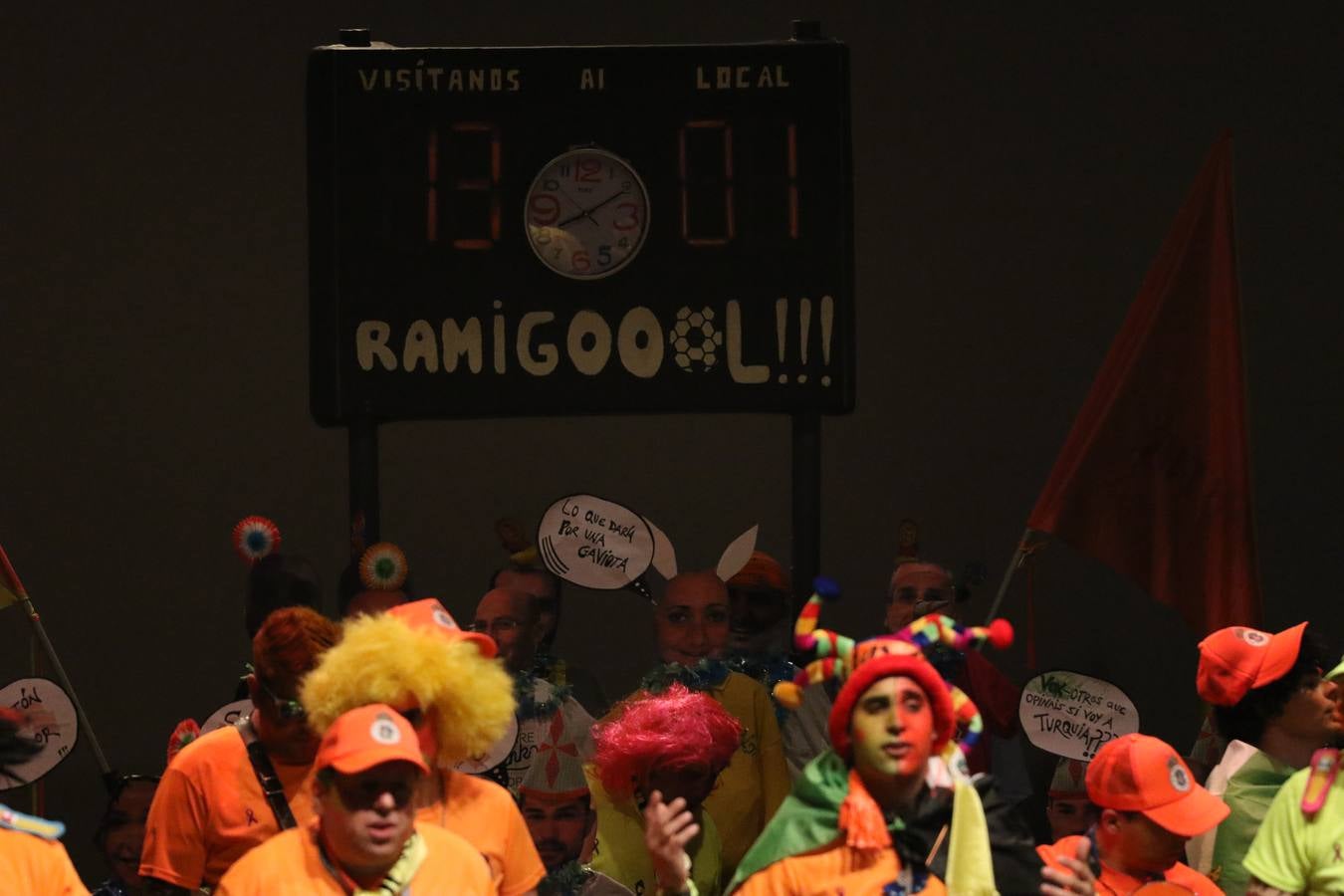 El Cine-Teatro Balboa acogió, anoche, una nueva edición del tradicional 'Certamen de murgas'. Un despliegue de humor, parodia e ironía con el que 'Los Pasotas', 'Las Inesperadas 2.0' y 'Los Carapipas' sedujeron al público asistente. Más allá del colorido y la extravagancia de sus trajes, sus letras exteriorizaron inquietudes y preocupaciones, convirtiéndose en fiel reflejo de la sociedad jerezana. Pasodobles, cuplés y popurrís, compuestos por letras reivindicativas, críticas, de agradecimiento y homenaje, volvieron, un año más, a subirse al escenario.