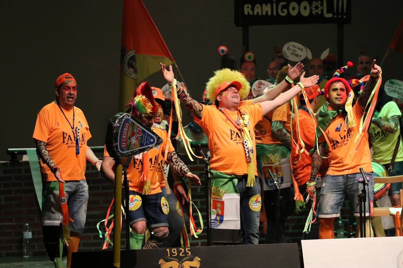 El Cine-Teatro Balboa acogió, anoche, una nueva edición del tradicional 'Certamen de murgas'. Un despliegue de humor, parodia e ironía con el que 'Los Pasotas', 'Las Inesperadas 2.0' y 'Los Carapipas' sedujeron al público asistente. Más allá del colorido y la extravagancia de sus trajes, sus letras exteriorizaron inquietudes y preocupaciones, convirtiéndose en fiel reflejo de la sociedad jerezana. Pasodobles, cuplés y popurrís, compuestos por letras reivindicativas, críticas, de agradecimiento y homenaje, volvieron, un año más, a subirse al escenario.