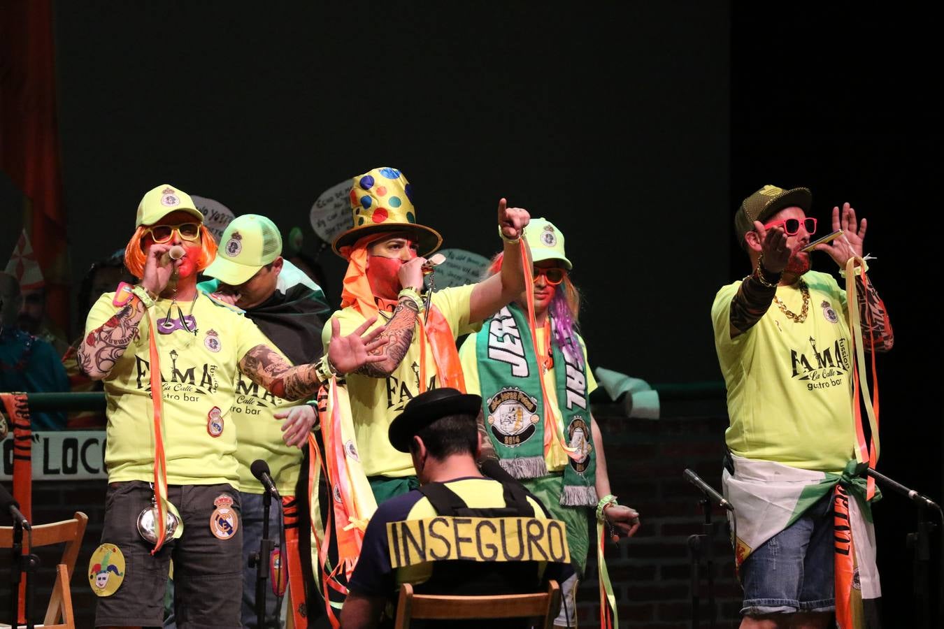El Cine-Teatro Balboa acogió, anoche, una nueva edición del tradicional 'Certamen de murgas'. Un despliegue de humor, parodia e ironía con el que 'Los Pasotas', 'Las Inesperadas 2.0' y 'Los Carapipas' sedujeron al público asistente. Más allá del colorido y la extravagancia de sus trajes, sus letras exteriorizaron inquietudes y preocupaciones, convirtiéndose en fiel reflejo de la sociedad jerezana. Pasodobles, cuplés y popurrís, compuestos por letras reivindicativas, críticas, de agradecimiento y homenaje, volvieron, un año más, a subirse al escenario.