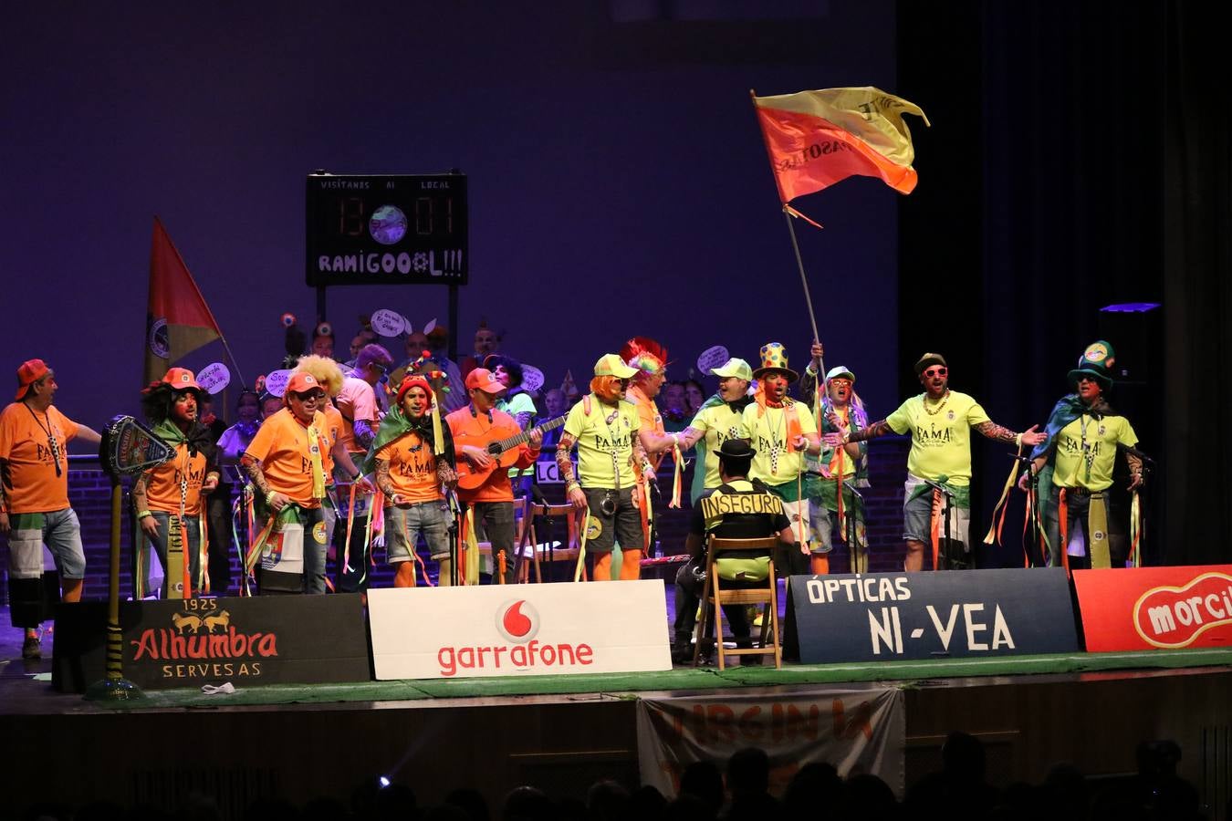 El Cine-Teatro Balboa acogió, anoche, una nueva edición del tradicional 'Certamen de murgas'. Un despliegue de humor, parodia e ironía con el que 'Los Pasotas', 'Las Inesperadas 2.0' y 'Los Carapipas' sedujeron al público asistente. Más allá del colorido y la extravagancia de sus trajes, sus letras exteriorizaron inquietudes y preocupaciones, convirtiéndose en fiel reflejo de la sociedad jerezana. Pasodobles, cuplés y popurrís, compuestos por letras reivindicativas, críticas, de agradecimiento y homenaje, volvieron, un año más, a subirse al escenario.
