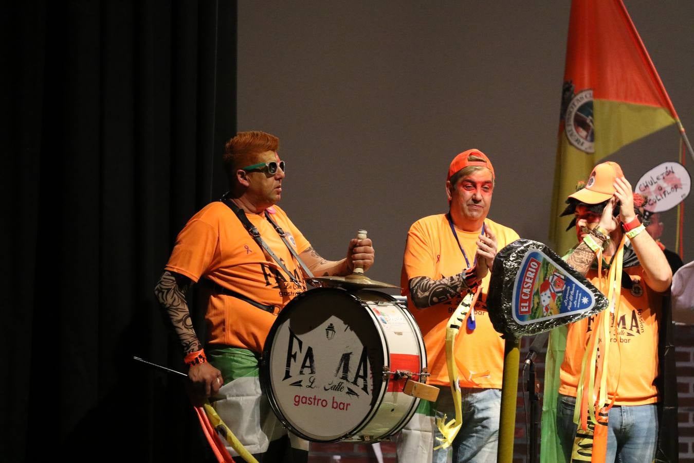 El Cine-Teatro Balboa acogió, anoche, una nueva edición del tradicional 'Certamen de murgas'. Un despliegue de humor, parodia e ironía con el que 'Los Pasotas', 'Las Inesperadas 2.0' y 'Los Carapipas' sedujeron al público asistente. Más allá del colorido y la extravagancia de sus trajes, sus letras exteriorizaron inquietudes y preocupaciones, convirtiéndose en fiel reflejo de la sociedad jerezana. Pasodobles, cuplés y popurrís, compuestos por letras reivindicativas, críticas, de agradecimiento y homenaje, volvieron, un año más, a subirse al escenario.