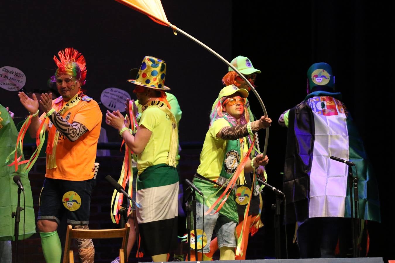 El Cine-Teatro Balboa acogió, anoche, una nueva edición del tradicional 'Certamen de murgas'. Un despliegue de humor, parodia e ironía con el que 'Los Pasotas', 'Las Inesperadas 2.0' y 'Los Carapipas' sedujeron al público asistente. Más allá del colorido y la extravagancia de sus trajes, sus letras exteriorizaron inquietudes y preocupaciones, convirtiéndose en fiel reflejo de la sociedad jerezana. Pasodobles, cuplés y popurrís, compuestos por letras reivindicativas, críticas, de agradecimiento y homenaje, volvieron, un año más, a subirse al escenario.