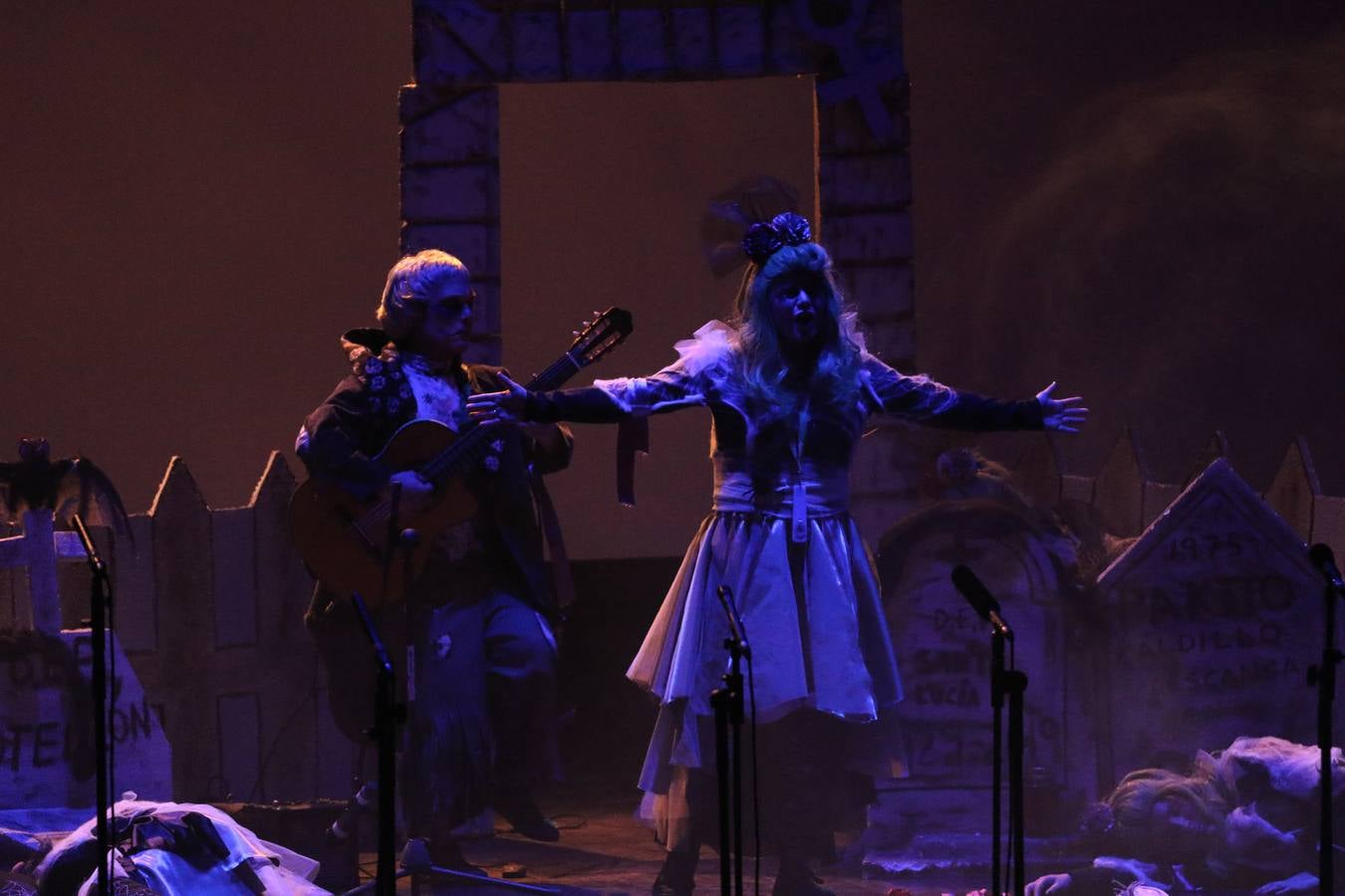 El Cine-Teatro Balboa acogió, anoche, una nueva edición del tradicional 'Certamen de murgas'. Un despliegue de humor, parodia e ironía con el que 'Los Pasotas', 'Las Inesperadas 2.0' y 'Los Carapipas' sedujeron al público asistente. Más allá del colorido y la extravagancia de sus trajes, sus letras exteriorizaron inquietudes y preocupaciones, convirtiéndose en fiel reflejo de la sociedad jerezana. Pasodobles, cuplés y popurrís, compuestos por letras reivindicativas, críticas, de agradecimiento y homenaje, volvieron, un año más, a subirse al escenario.