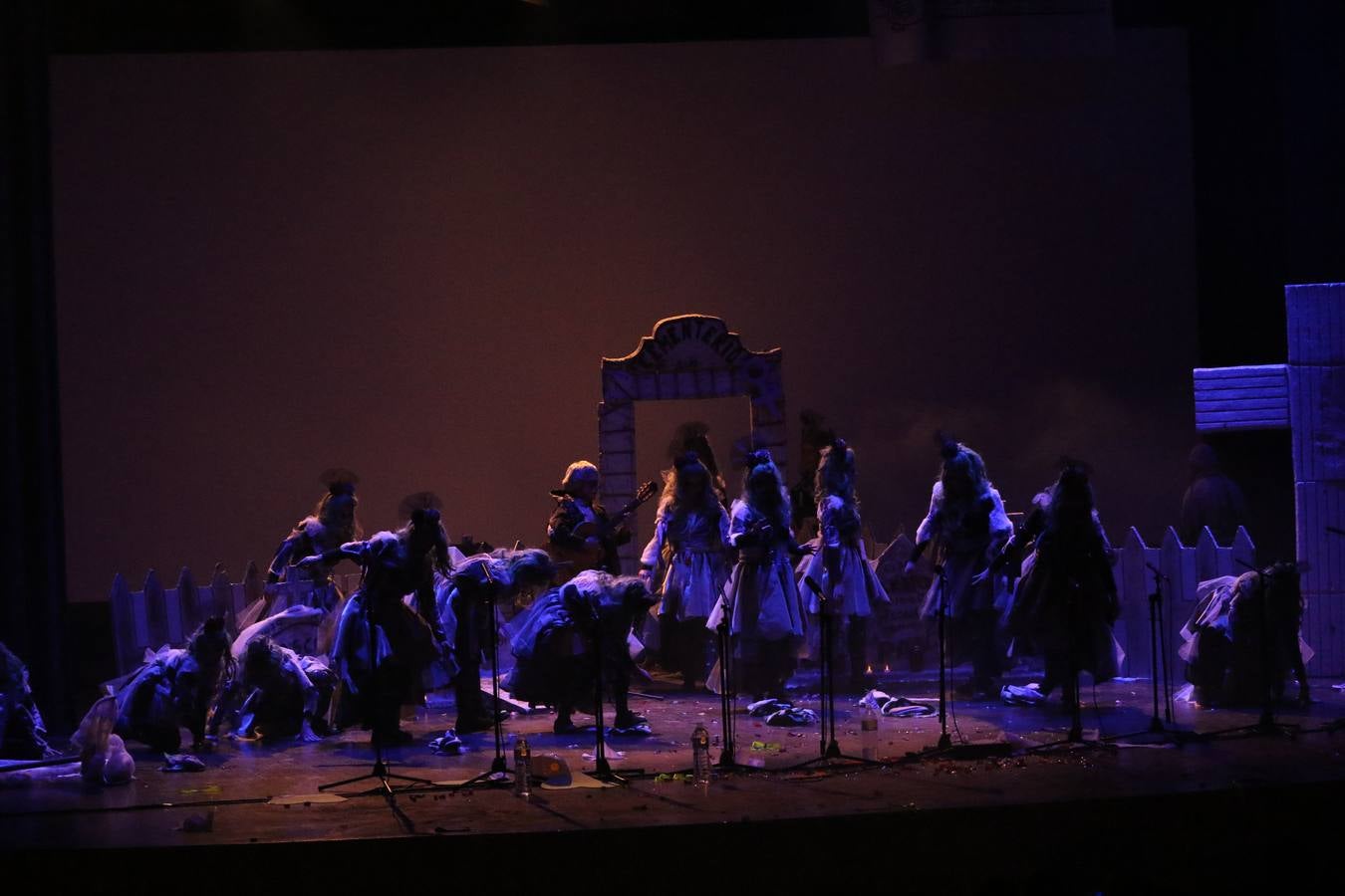 El Cine-Teatro Balboa acogió, anoche, una nueva edición del tradicional 'Certamen de murgas'. Un despliegue de humor, parodia e ironía con el que 'Los Pasotas', 'Las Inesperadas 2.0' y 'Los Carapipas' sedujeron al público asistente. Más allá del colorido y la extravagancia de sus trajes, sus letras exteriorizaron inquietudes y preocupaciones, convirtiéndose en fiel reflejo de la sociedad jerezana. Pasodobles, cuplés y popurrís, compuestos por letras reivindicativas, críticas, de agradecimiento y homenaje, volvieron, un año más, a subirse al escenario.