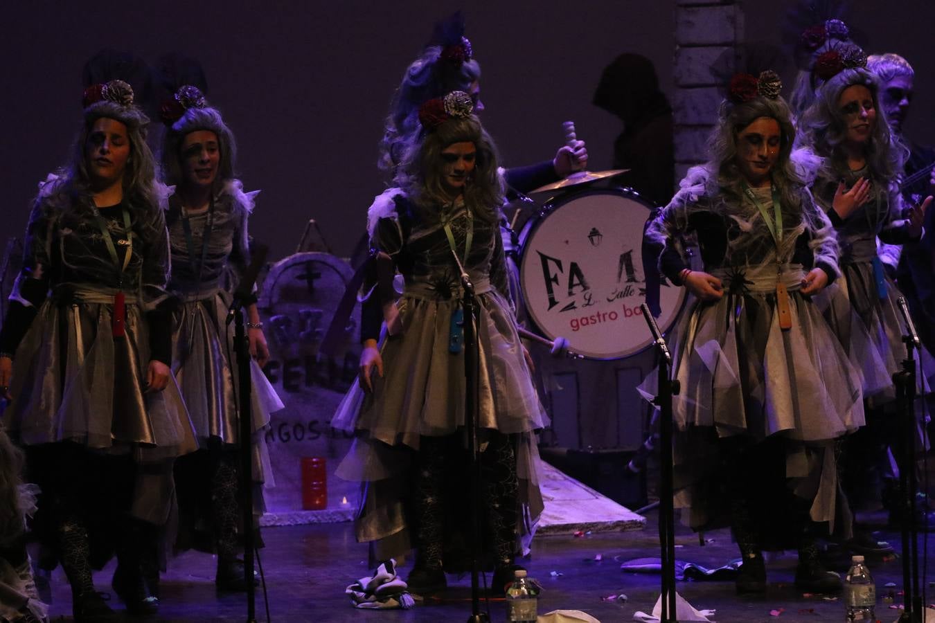 El Cine-Teatro Balboa acogió, anoche, una nueva edición del tradicional 'Certamen de murgas'. Un despliegue de humor, parodia e ironía con el que 'Los Pasotas', 'Las Inesperadas 2.0' y 'Los Carapipas' sedujeron al público asistente. Más allá del colorido y la extravagancia de sus trajes, sus letras exteriorizaron inquietudes y preocupaciones, convirtiéndose en fiel reflejo de la sociedad jerezana. Pasodobles, cuplés y popurrís, compuestos por letras reivindicativas, críticas, de agradecimiento y homenaje, volvieron, un año más, a subirse al escenario.