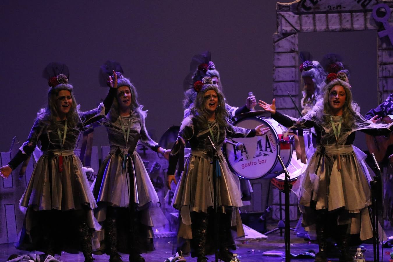 El Cine-Teatro Balboa acogió, anoche, una nueva edición del tradicional 'Certamen de murgas'. Un despliegue de humor, parodia e ironía con el que 'Los Pasotas', 'Las Inesperadas 2.0' y 'Los Carapipas' sedujeron al público asistente. Más allá del colorido y la extravagancia de sus trajes, sus letras exteriorizaron inquietudes y preocupaciones, convirtiéndose en fiel reflejo de la sociedad jerezana. Pasodobles, cuplés y popurrís, compuestos por letras reivindicativas, críticas, de agradecimiento y homenaje, volvieron, un año más, a subirse al escenario.