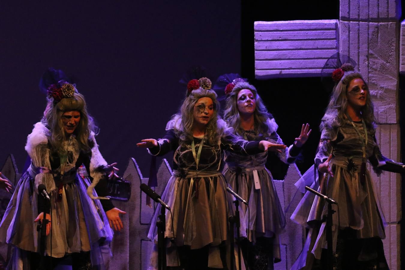El Cine-Teatro Balboa acogió, anoche, una nueva edición del tradicional 'Certamen de murgas'. Un despliegue de humor, parodia e ironía con el que 'Los Pasotas', 'Las Inesperadas 2.0' y 'Los Carapipas' sedujeron al público asistente. Más allá del colorido y la extravagancia de sus trajes, sus letras exteriorizaron inquietudes y preocupaciones, convirtiéndose en fiel reflejo de la sociedad jerezana. Pasodobles, cuplés y popurrís, compuestos por letras reivindicativas, críticas, de agradecimiento y homenaje, volvieron, un año más, a subirse al escenario.