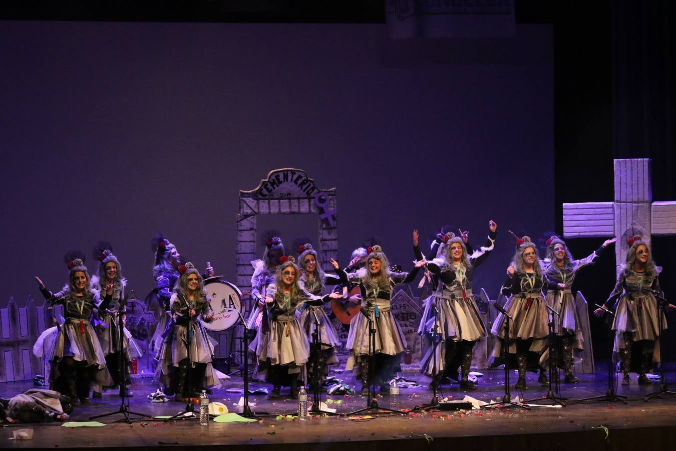 El Cine-Teatro Balboa acogió, anoche, una nueva edición del tradicional 'Certamen de murgas'. Un despliegue de humor, parodia e ironía con el que 'Los Pasotas', 'Las Inesperadas 2.0' y 'Los Carapipas' sedujeron al público asistente. Más allá del colorido y la extravagancia de sus trajes, sus letras exteriorizaron inquietudes y preocupaciones, convirtiéndose en fiel reflejo de la sociedad jerezana. Pasodobles, cuplés y popurrís, compuestos por letras reivindicativas, críticas, de agradecimiento y homenaje, volvieron, un año más, a subirse al escenario.