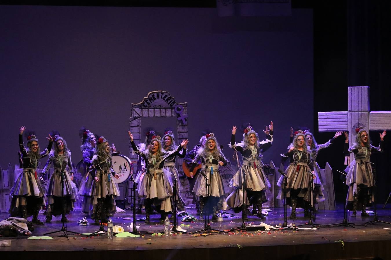 El Cine-Teatro Balboa acogió, anoche, una nueva edición del tradicional 'Certamen de murgas'. Un despliegue de humor, parodia e ironía con el que 'Los Pasotas', 'Las Inesperadas 2.0' y 'Los Carapipas' sedujeron al público asistente. Más allá del colorido y la extravagancia de sus trajes, sus letras exteriorizaron inquietudes y preocupaciones, convirtiéndose en fiel reflejo de la sociedad jerezana. Pasodobles, cuplés y popurrís, compuestos por letras reivindicativas, críticas, de agradecimiento y homenaje, volvieron, un año más, a subirse al escenario.