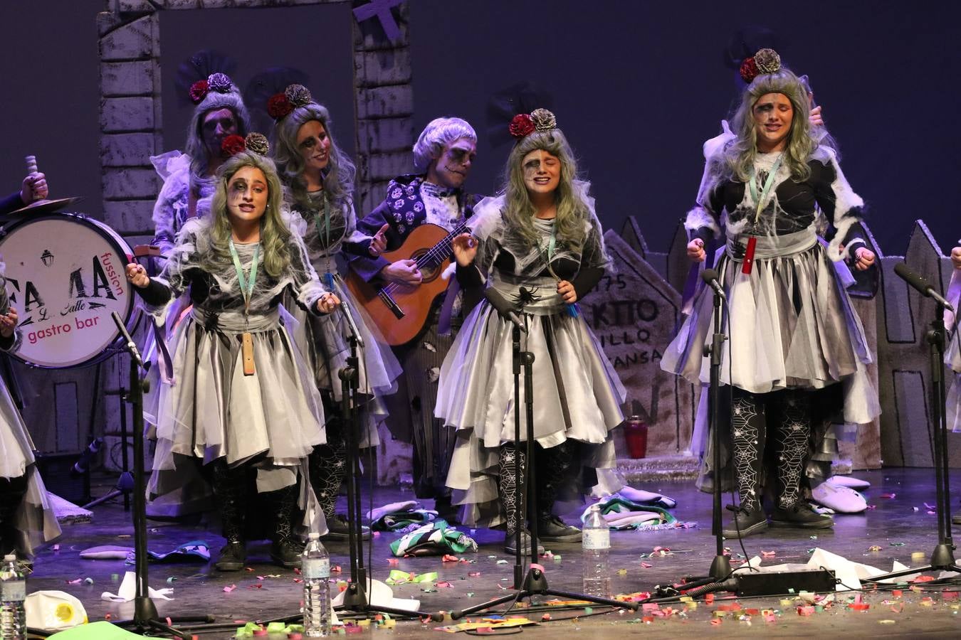 El Cine-Teatro Balboa acogió, anoche, una nueva edición del tradicional 'Certamen de murgas'. Un despliegue de humor, parodia e ironía con el que 'Los Pasotas', 'Las Inesperadas 2.0' y 'Los Carapipas' sedujeron al público asistente. Más allá del colorido y la extravagancia de sus trajes, sus letras exteriorizaron inquietudes y preocupaciones, convirtiéndose en fiel reflejo de la sociedad jerezana. Pasodobles, cuplés y popurrís, compuestos por letras reivindicativas, críticas, de agradecimiento y homenaje, volvieron, un año más, a subirse al escenario.