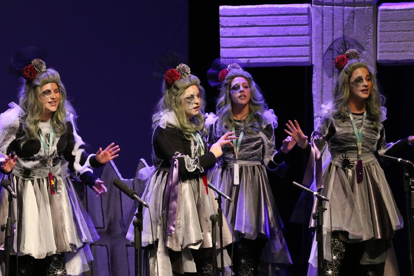 El Cine-Teatro Balboa acogió, anoche, una nueva edición del tradicional 'Certamen de murgas'. Un despliegue de humor, parodia e ironía con el que 'Los Pasotas', 'Las Inesperadas 2.0' y 'Los Carapipas' sedujeron al público asistente. Más allá del colorido y la extravagancia de sus trajes, sus letras exteriorizaron inquietudes y preocupaciones, convirtiéndose en fiel reflejo de la sociedad jerezana. Pasodobles, cuplés y popurrís, compuestos por letras reivindicativas, críticas, de agradecimiento y homenaje, volvieron, un año más, a subirse al escenario.