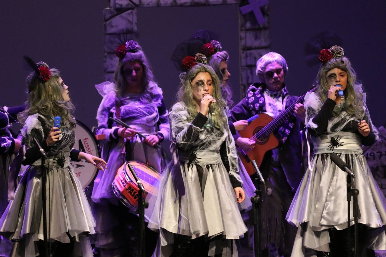 El Cine-Teatro Balboa acogió, anoche, una nueva edición del tradicional 'Certamen de murgas'. Un despliegue de humor, parodia e ironía con el que 'Los Pasotas', 'Las Inesperadas 2.0' y 'Los Carapipas' sedujeron al público asistente. Más allá del colorido y la extravagancia de sus trajes, sus letras exteriorizaron inquietudes y preocupaciones, convirtiéndose en fiel reflejo de la sociedad jerezana. Pasodobles, cuplés y popurrís, compuestos por letras reivindicativas, críticas, de agradecimiento y homenaje, volvieron, un año más, a subirse al escenario.