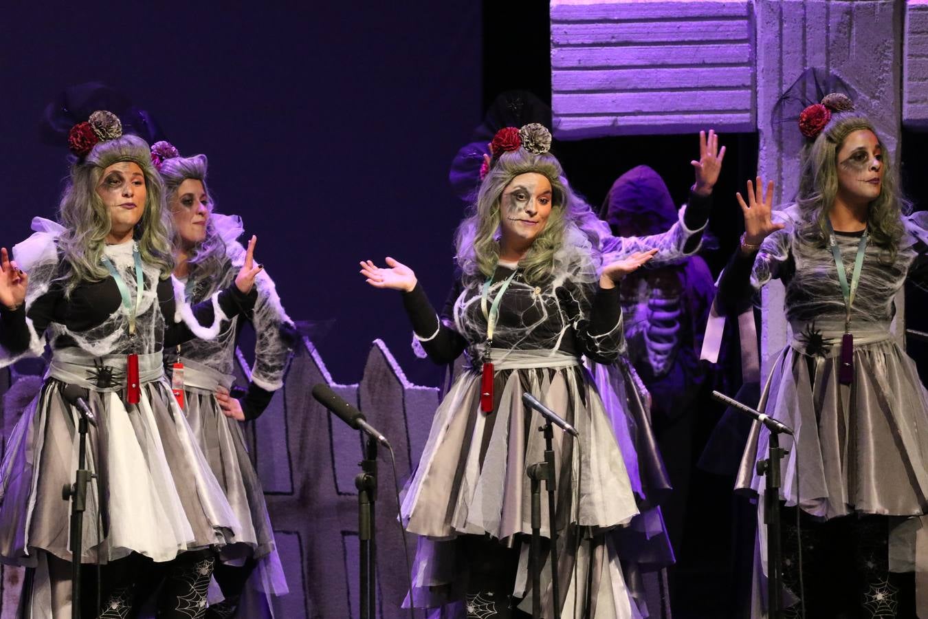 El Cine-Teatro Balboa acogió, anoche, una nueva edición del tradicional 'Certamen de murgas'. Un despliegue de humor, parodia e ironía con el que 'Los Pasotas', 'Las Inesperadas 2.0' y 'Los Carapipas' sedujeron al público asistente. Más allá del colorido y la extravagancia de sus trajes, sus letras exteriorizaron inquietudes y preocupaciones, convirtiéndose en fiel reflejo de la sociedad jerezana. Pasodobles, cuplés y popurrís, compuestos por letras reivindicativas, críticas, de agradecimiento y homenaje, volvieron, un año más, a subirse al escenario.