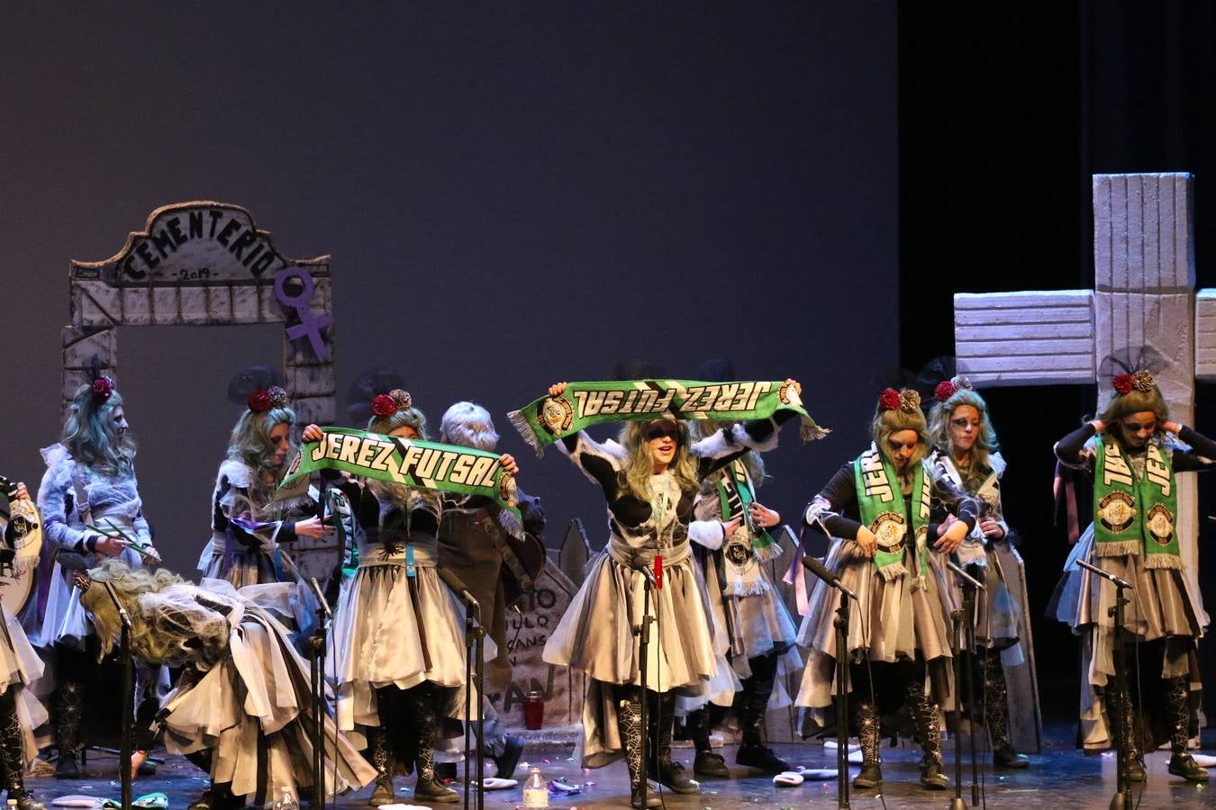 El Cine-Teatro Balboa acogió, anoche, una nueva edición del tradicional 'Certamen de murgas'. Un despliegue de humor, parodia e ironía con el que 'Los Pasotas', 'Las Inesperadas 2.0' y 'Los Carapipas' sedujeron al público asistente. Más allá del colorido y la extravagancia de sus trajes, sus letras exteriorizaron inquietudes y preocupaciones, convirtiéndose en fiel reflejo de la sociedad jerezana. Pasodobles, cuplés y popurrís, compuestos por letras reivindicativas, críticas, de agradecimiento y homenaje, volvieron, un año más, a subirse al escenario.