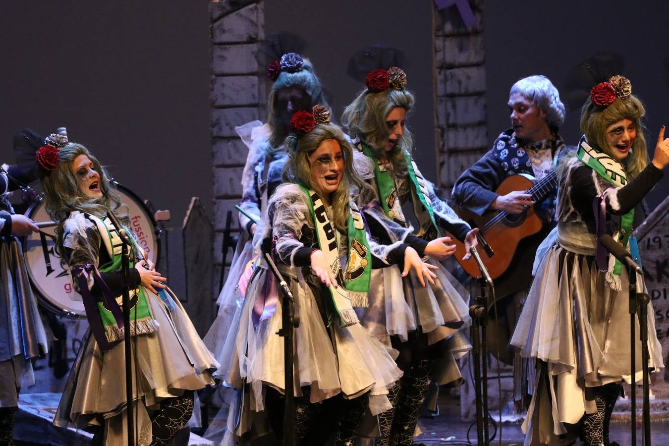 El Cine-Teatro Balboa acogió, anoche, una nueva edición del tradicional 'Certamen de murgas'. Un despliegue de humor, parodia e ironía con el que 'Los Pasotas', 'Las Inesperadas 2.0' y 'Los Carapipas' sedujeron al público asistente. Más allá del colorido y la extravagancia de sus trajes, sus letras exteriorizaron inquietudes y preocupaciones, convirtiéndose en fiel reflejo de la sociedad jerezana. Pasodobles, cuplés y popurrís, compuestos por letras reivindicativas, críticas, de agradecimiento y homenaje, volvieron, un año más, a subirse al escenario.