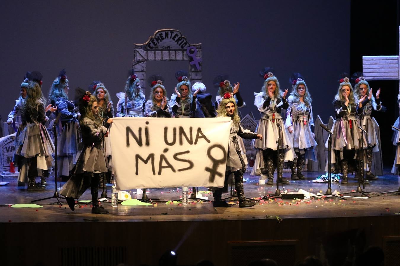 El Cine-Teatro Balboa acogió, anoche, una nueva edición del tradicional 'Certamen de murgas'. Un despliegue de humor, parodia e ironía con el que 'Los Pasotas', 'Las Inesperadas 2.0' y 'Los Carapipas' sedujeron al público asistente. Más allá del colorido y la extravagancia de sus trajes, sus letras exteriorizaron inquietudes y preocupaciones, convirtiéndose en fiel reflejo de la sociedad jerezana. Pasodobles, cuplés y popurrís, compuestos por letras reivindicativas, críticas, de agradecimiento y homenaje, volvieron, un año más, a subirse al escenario.