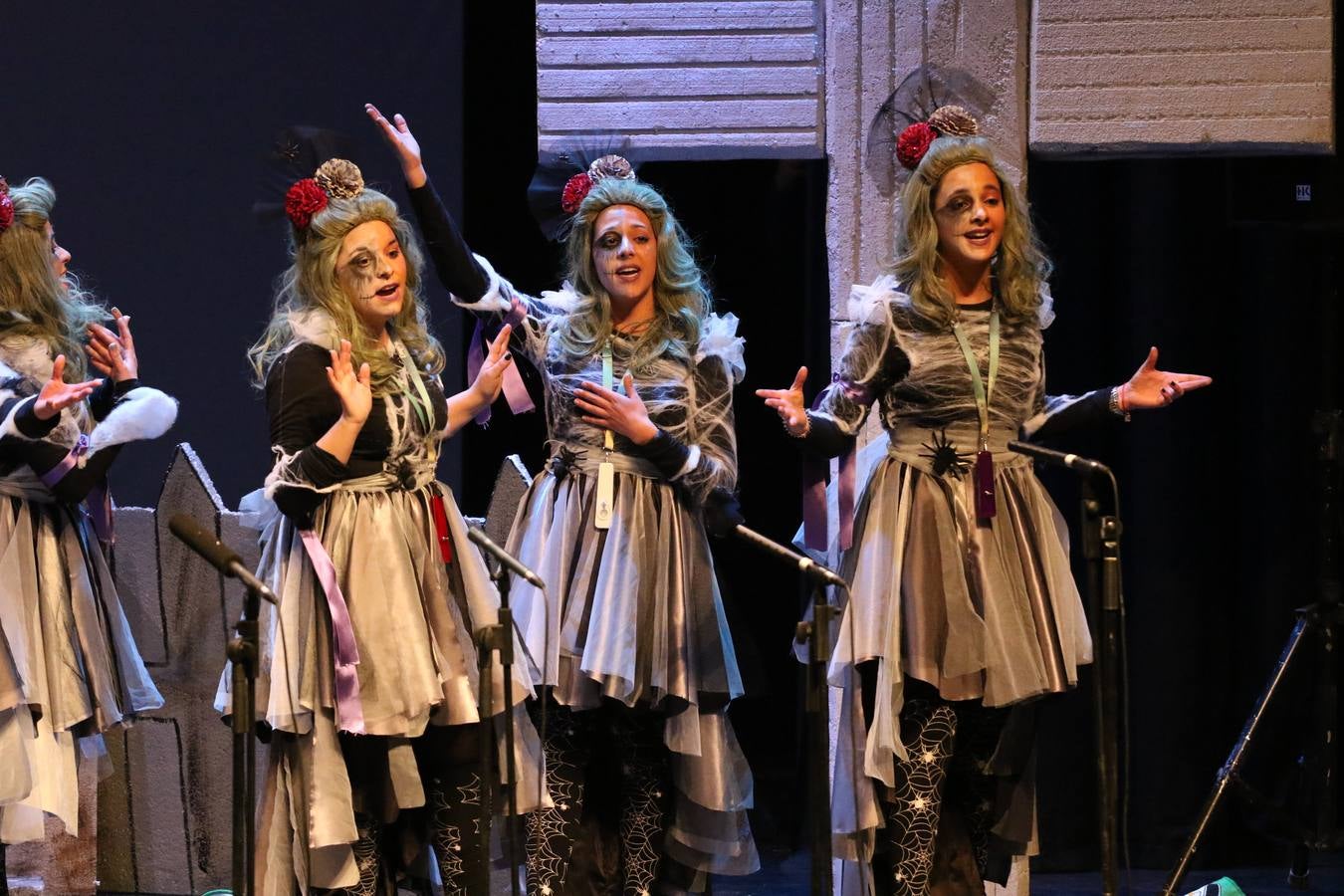 El Cine-Teatro Balboa acogió, anoche, una nueva edición del tradicional 'Certamen de murgas'. Un despliegue de humor, parodia e ironía con el que 'Los Pasotas', 'Las Inesperadas 2.0' y 'Los Carapipas' sedujeron al público asistente. Más allá del colorido y la extravagancia de sus trajes, sus letras exteriorizaron inquietudes y preocupaciones, convirtiéndose en fiel reflejo de la sociedad jerezana. Pasodobles, cuplés y popurrís, compuestos por letras reivindicativas, críticas, de agradecimiento y homenaje, volvieron, un año más, a subirse al escenario.